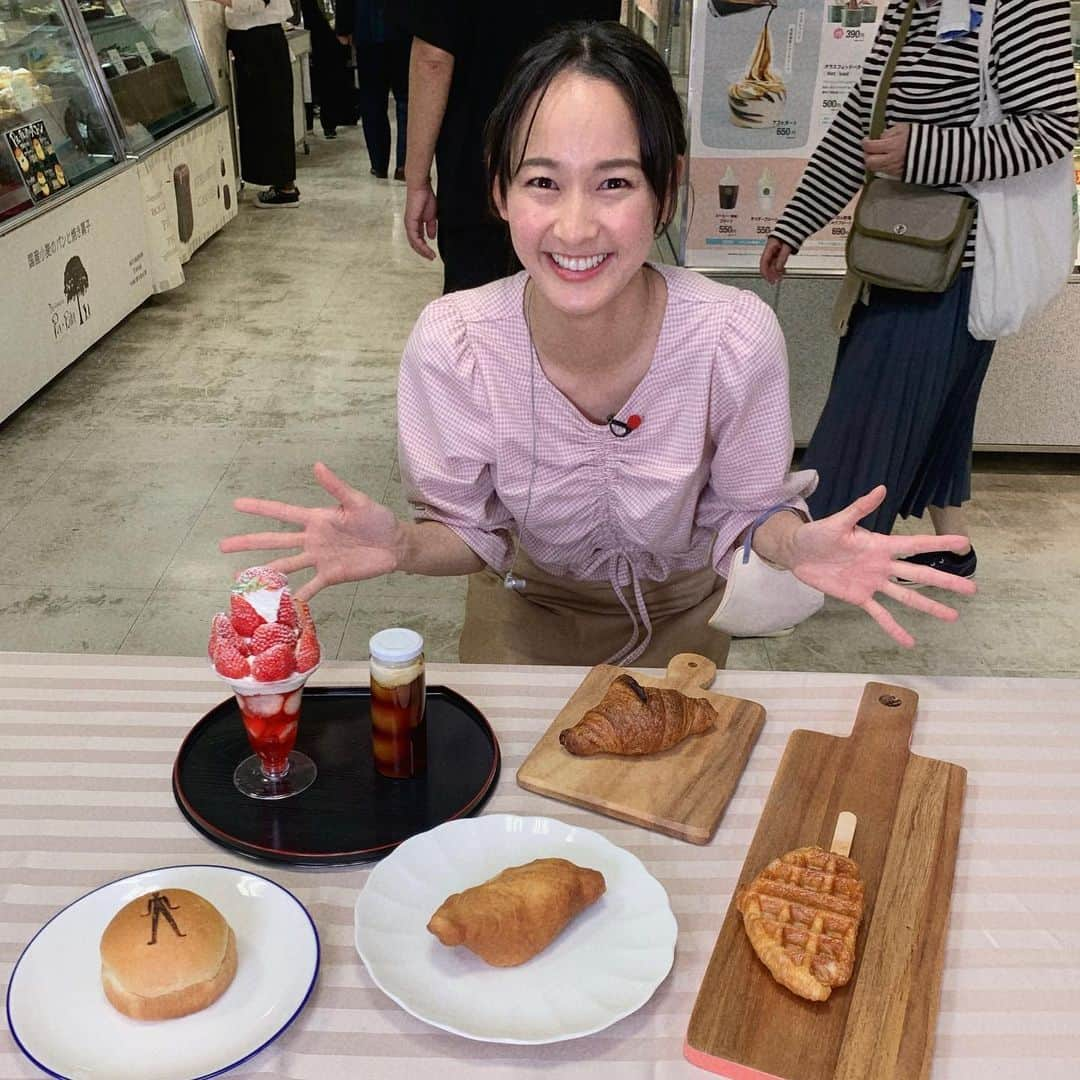 浦口史帆さんのインスタグラム写真 - (浦口史帆Instagram)「🍞🍰🥐🧁🥯🍡  「パン＆スイーツまつり」🥰🤍 実演販売でパンをこねこね成形している様子が見られたり、 焼きたてのパンの香りを吸い込めたり、 味覚以外でも楽しめる幸せな空間‥‥🥺💖  #50歳 の誕生日を記念した#ナナちゃん の焼印入り限定クリームパンも😋🖐️💞  名鉄百貨店で16日(火)まで開催していますよ〜🥳💫  今週も1週間お疲れ様でした🍀  #スイッチ！ #中継 #パンざんまい #スイーツざんまい」5月12日 21時16分 - uraguchi_shiho