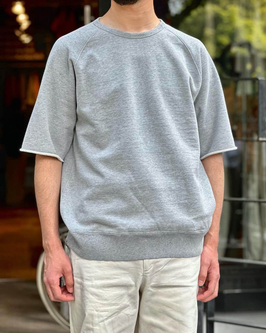 BEAMS+さんのインスタグラム写真 - (BEAMS+Instagram)「・ BEAMS PLUS RECOMMEND.  < REMI RELIEF>  "SHORT SLEEVE SWEATSHIRTS"  An attractive item with natural distressed processing and carefully selected fabrics. A cut-off sweatshirt with a natural finish. The thread used for the lining is a very dense lining that is knitted with a thread that is firm and firm at the very limit of the gauge. It is an item playing an active part at this time.  -------------------------------------  自然なユーズド加工とこだわりの生地が魅力なアイテム。 自然な加工が特徴のカットオフ スウェット。裏毛に使用している糸はコシとハリのある糸をゲージギリギリで編み立てとても度の詰まった裏毛。この時期に活躍するアイテムです。    #beams #beamsplus #beamsplusharajuku  #harajuku #mensfashion #mensstyle #stylepoln #menswear #remirelief #sweat」5月12日 21時26分 - beams_plus_harajuku