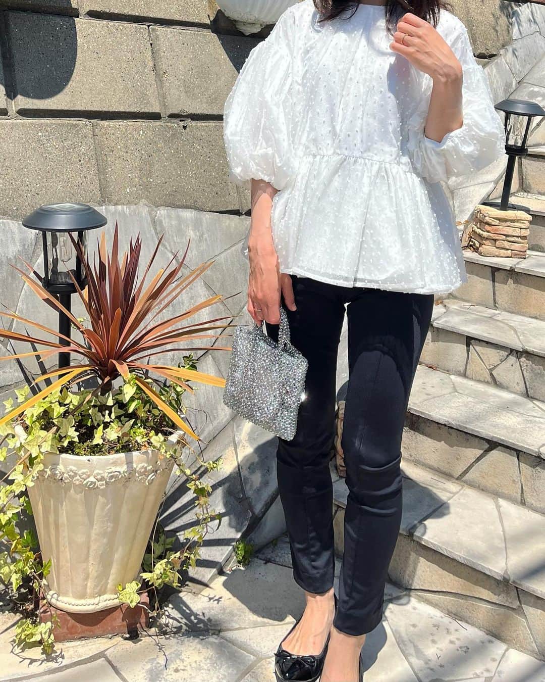 吉田早織のインスタグラム：「・ tops,pants… @tsurubymarikooikawa  bag… @anteprima_japan  shoes… @butterflytwists_jp  ⁡ ⁡ 連休明けてから1週間あっという間。 ⁡ 動きやすくて帰省中重宝したツルの神パンツ&バタフライツイストのシューズ✨ 車から降りてすぐ撮ったのでパンツにシワが入ってますがめちゃくちゃ楽でラインがキレイです🫶 ⁡ ⁡ アンテプリマは体の一部のようにずっと身につけていました🙌💓 ⁡ ⁡ ⁡ ⁡ ⁡ #tsurubymarikooikawa #ツルバイマリコオイカワ #アンテプリマ #anteprima #butterflytwists #ママコーデ #158cm」
