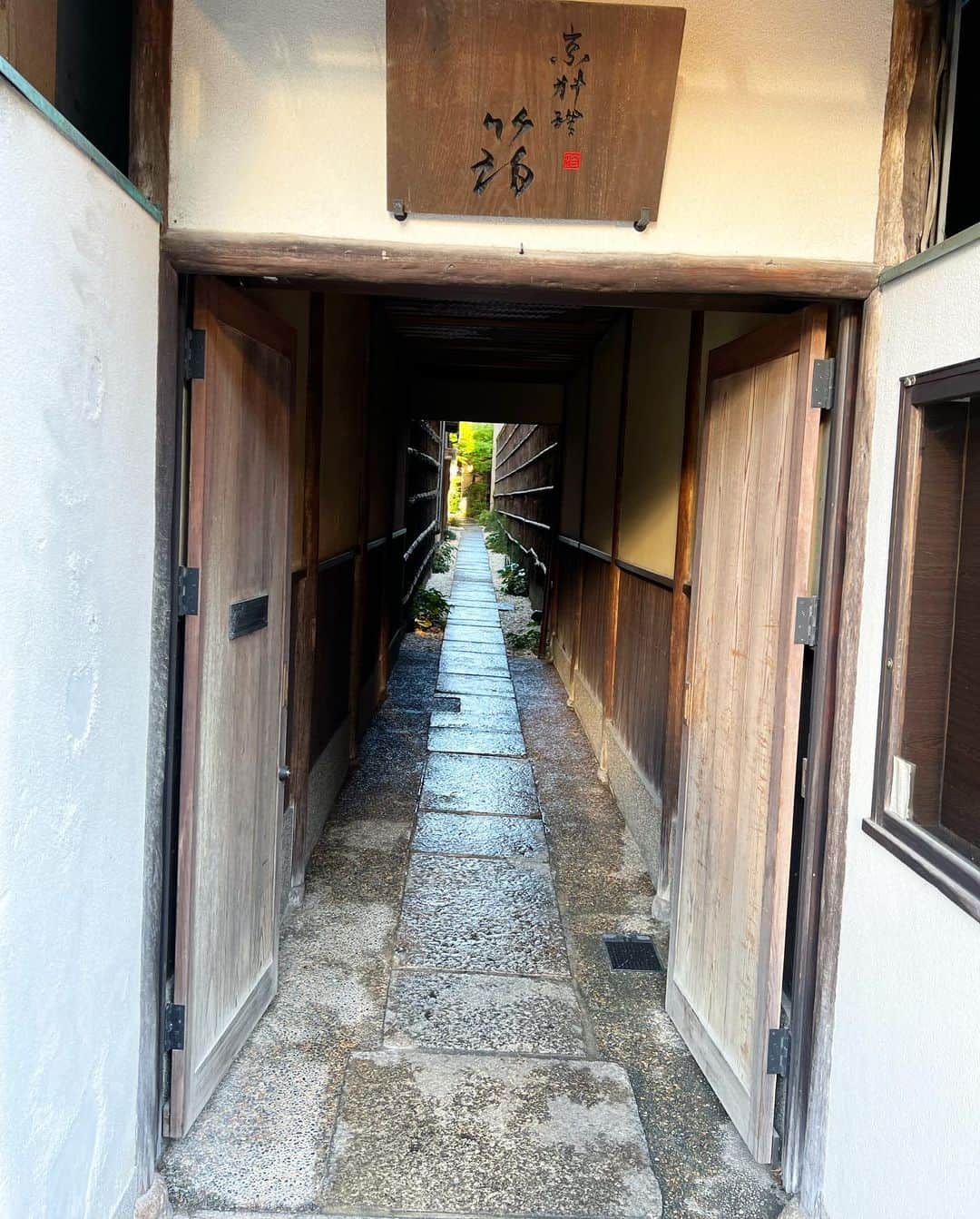 得あゆさんのインスタグラム写真 - (得あゆInstagram)「京都の鴨川沿いで贅沢な時間💭✨ @kyoto_haku ✨京料理　箔 ご紹介して頂き行ってきました🤍  もう本当に入り口から入って、 個室に通されて、一軒貸し切りみたいな空間。 個室でゆっっっっくりと美味しいご飯食べられます🍚🙆‍♀️✨  美味しかったですし、鴨川沿いなので 景色も癒される☺️  本当に贅沢な時間でした✨ 素敵すぎた💭また行きたいです🥹💭💭💭余韻  #京料理箔#紹介制#京料理#和食#日本料理  ・ ・ ・ ・ ・ ・ ・ ・ ・ ・ ・ ・ ・ ・ ・ ・ ・ ・ ・ ・ #鴨川#京都グルメ#京都ランチ#京都ディナー#京都旅行#京都観光#個室#子供ok#贅沢な時間#貸し切り#花山椒#休日の過ごし方#グルメ#食べ歩き#グルメ女子#グルメ好きな人と繋がりたい#食べるの好きな人と繋がりたい#食べログ#予約困難#予約困難店#お肉大好き#肉食女子#kyoto#kyotojapan#kyototrip」5月12日 21時19分 - tokuayu819