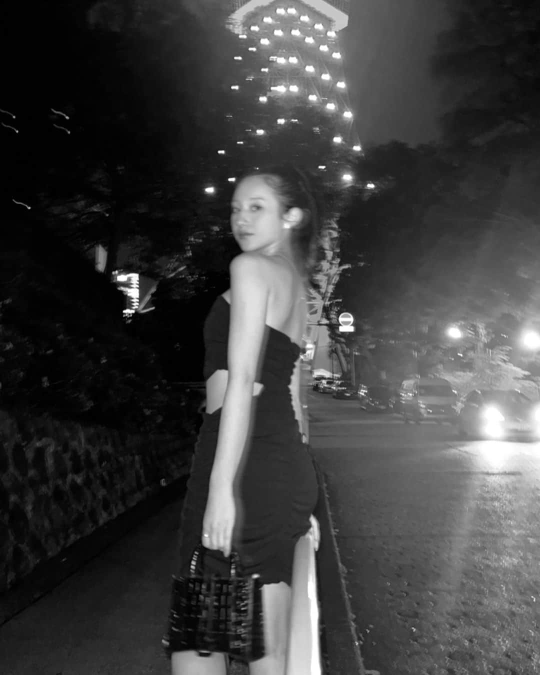 のインスタグラム：「Midnight in Tokyo🗼  #この写真とこの音楽お気に入りすぎる🫢❤︎」