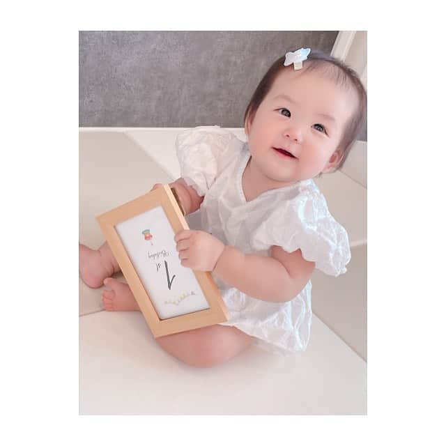 土岐麻梨子のインスタグラム：「⑅ ⑅ 2023.5.12 今日で生後12ヶ月、1歳のお誕生日を迎えました！ 　 先月からの柚希の変化。。。 ⑅ ・たんぱくリッチな離乳食を目指して、お魚やお肉をたくさん摂取するようになる ・鮭と鶏肉がお気に入り ・おにぎりをかじり取りながら食べられるようになる ・ごっくんする前にお口に入れてしまう ・コップのみなかなか進まず😢 ・ねんね安定(夜は19:30〜6:00夜通し寝、おひるねオールセルフ、トータル睡眠時間12時間ちょっと) ・抱っこ紐でねんねできるようになる！！！ ・スワドルアップ卒業 ・歯が上下合わせて8本生える ・中耳炎になる ・自分でサークルから出られるようになる ・後追いが加速 ・うつ伏せからのおすわりマスター ・少しだけはいはいができるようになった！！ ・パチパチ、指差し、バイバイ？ないない？ができるようになる ・「ちょうだい」「どうぞ」マスター ・「おもちゃないないして」とカゴを見せるとおもちゃをカゴに入れられるようになった ・指を差しながら、「まばばば」や「ぱぱぱー」とたくさんお話する ・絵本をぐちゃぐちゃにせず、めくったり、指を差すようになった ・タオルやブランケットで「ピーカーブー」するようになった ・#あっきースリング デビュー ・パパとふたりで遊べるようになった ・パパとのつみき遊び大好き ・お風呂はママじゃないとギャン泣き @ayamama_sleep さんとはじめましてして、 @baronphoto_naoko さんに授乳フォト撮ってもらう @nanakomorry 先生の#ぐちゃぐちゃ遊び に参加(6月から通年のクラスに入会) ⑅ ⑅ 先月に比べて、何かを伝えようとしたり、意味のあるやりとりが増えてきて、また新たな成長を感じたこの1ヶ月♡ 人見知りや場所見知りもなくなってきて、外出もしやすい気候になったので、色んなところにいって、刺激を受けてる♡ この月齢フォトカードはこれでおしまいだけど、柚希はのんびり発達していて、これからも毎月色んな変化がありそうだから、記録は続けていこうかな♡ 最初の方は目を開けている時間を見つけてなんとか撮っていた月齢フォトが動き回るのを追いかけながら撮るようになるなんてねっ。。。 　 柚希この1年間、大きな病気も怪我もせずにいてくれてありがとう♡ 少しずつ色んなことができるようになったねっ♡ これからの1年も家族みんなで健康に楽しくすごせますように。。。 ⑅ ⑅ #一歳になりました #一歳のお誕生日 #バースデー #生後12ヶ月 #生後12ヶ月記念 #マンスリーフォト #2022年ベイビー #令和4年ベイビー #5月生まれベイビー  #女の子ママ  #親バカ部 #ベビスタグラム #ママスタグラム #生まれてきてくれてありがとう」