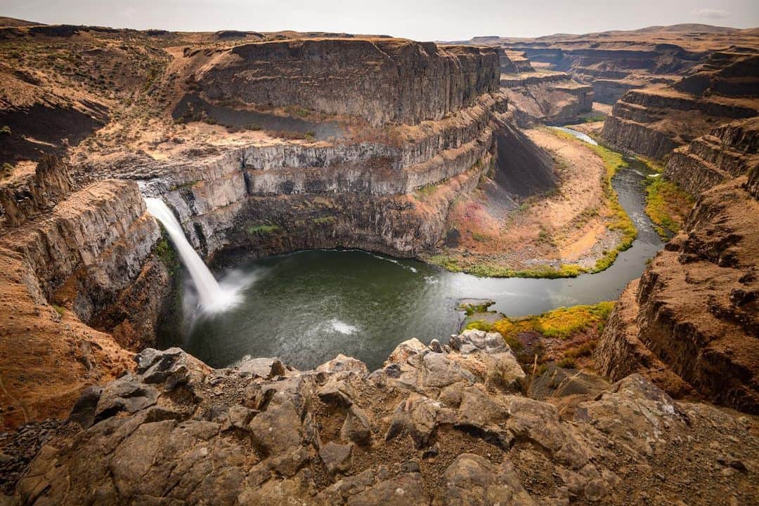 National Geographic Travelさんのインスタグラム写真 - (National Geographic TravelInstagram)「Photo by @jonathankingston | Who knew that eastern Washington held such a hidden treasure? Palouse Falls left me speechless with its stunning and unique landscape. As I worked to capture its beauty in my picture, I searched for a composition that would convey both the story of the massive successive lava flows that blanketed much of eastern Oregon and Washington (known as the Columbia River flood basalts), as well as the enormous ice age flood that carved out the basin that now houses Palouse Falls. After exploring the park for around two hours and experimenting with different lenses, I discovered a high spot above the falls that allowed me to capture the sweeping river and cascading water. Palouse Falls is a true marvel that showcases the incredible natural history of the region. | Adobe @lightroom gives beginner and professional photographers easy tools to edit their photos, no matter where they are.」5月12日 21時21分 - natgeotravel