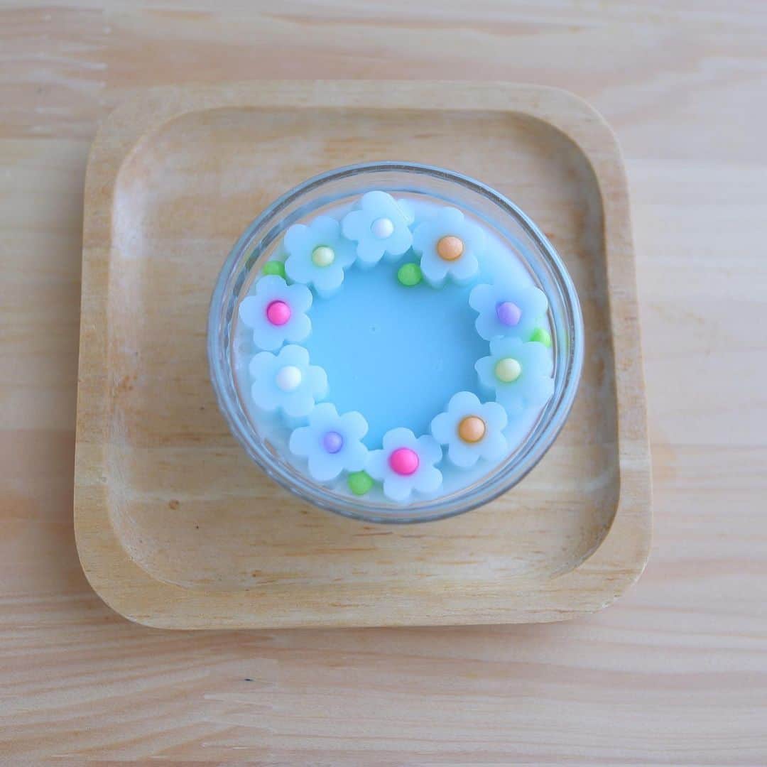maki ogawaさんのインスタグラム写真 - (maki ogawaInstagram)「#バタフライピーティー  ＋ 牛乳で かわいい水色のミルクティーになりました。  こちらを使って #水色牛乳寒 を作りました。  寒天の作り方は 4つ前の投稿の 『あじさい色の寒天』 のリールで確認できます。  バタフライピーティーは ほぼ無味無臭です。 味は普通の #牛乳かん と同じです。  お茶と牛乳の配合(?)は お好きなバランスで☺️  ゼラチンで作ると 小さなお花が綺麗に抜けないので 寒天推奨です。  小さなお花を型で抜くのが なかなか大変ですが 出来上がりがとてもかわいいので ぜひ🩵🤍  トップに 透明寒天を流してもよいかもです。  個人的には 黒ごまのお花が @marimekko  みたいでお気に入りです。  どのお花がお好きですか？😊  #簡単レシピ  #青い食べ物  #水色  #かわいい寒天  #冷たいデザート  #寒天レシピ #バタフライピーティー  #バタフライピーゼリー  #牛乳寒天  #きょうのおやつ #instayummy #cotta #コッタ  #おうちおやつ #フーディーテーブル  #onthetable #foodporn #おうちごはんlover  #japanesesweets #牛乳レシピ #かんてん #ひんやりスイーツ  #キラキラスイーツ」5月12日 21時23分 - cuteobento