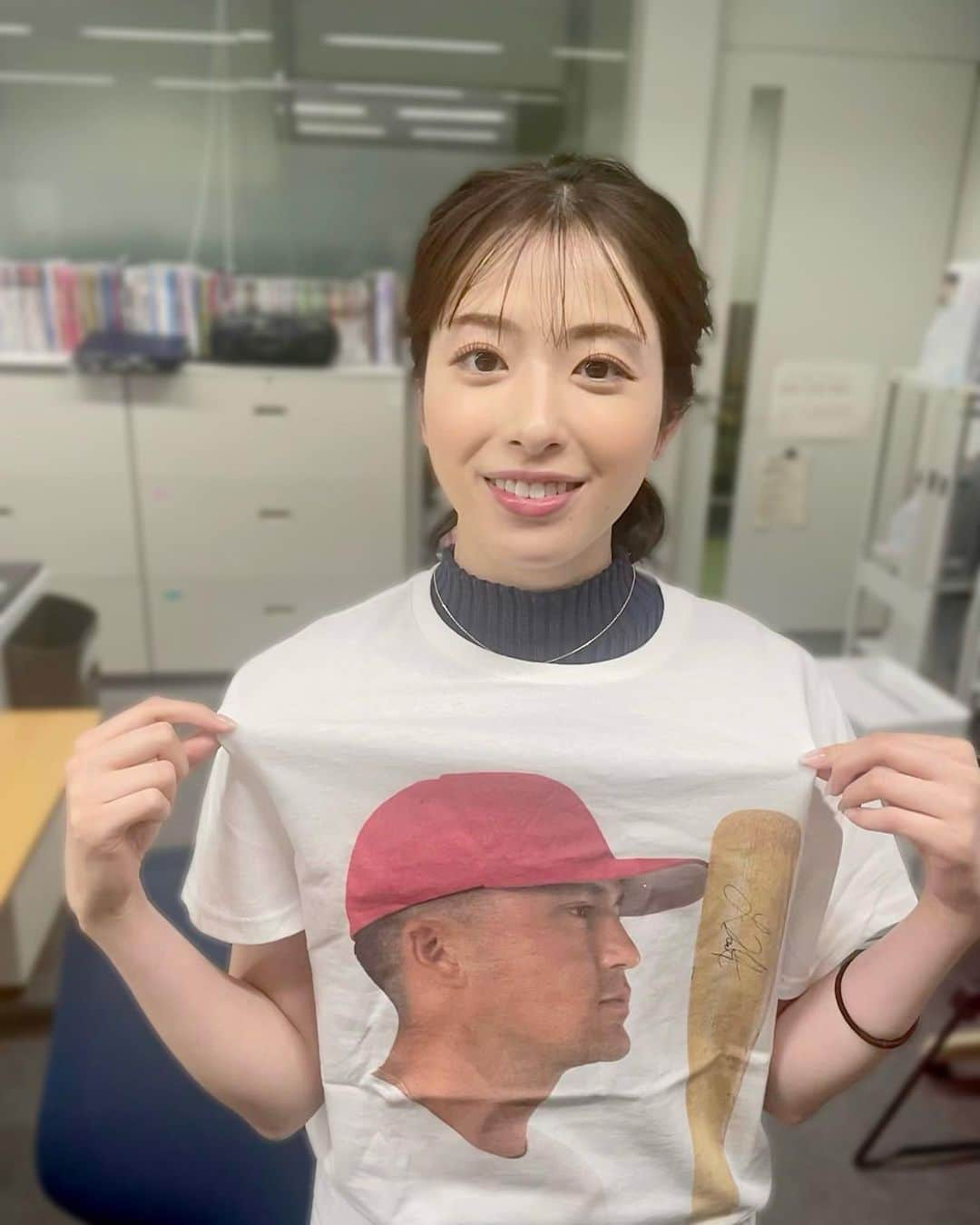 田原萌々さんのインスタグラム写真 - (田原萌々Instagram)「かいくんありがとーー⚾️  #ヌートバー #ヌートバー選手 #素敵なTシャツもらいました #ぬぅーてぃー🕺 #かいくんおかえり #取材おつかれ #スーパーJチャンネル #フィールドリポーター  #同期 #佐々木快」5月12日 21時23分 - tahara_momo