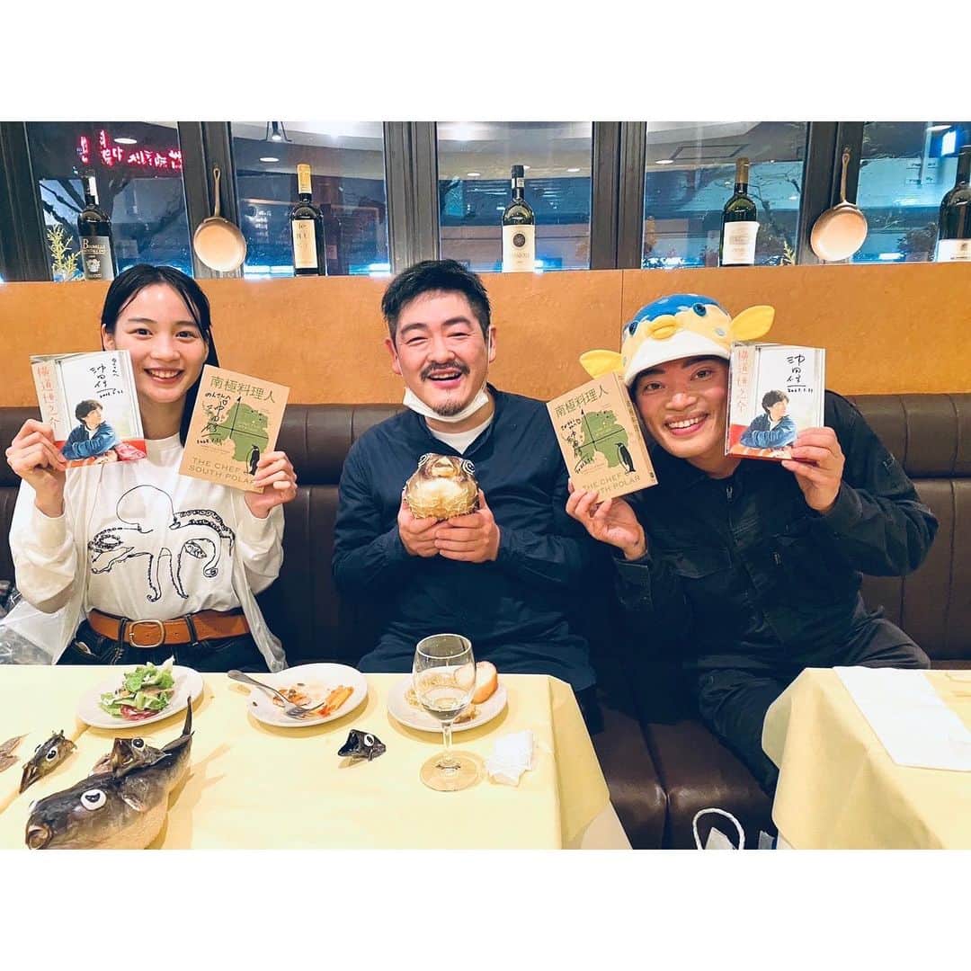 のん（能年玲奈）さんのインスタグラム写真 - (のん（能年玲奈）Instagram)「この間、さかなのこ🐟お食事会をしました。  さかなのこでの感謝の気持ちを伝えたくてのんがお誘いしました🕺  すごく幸せな時間でした。 沖田監督の横道世之介と南極料理人DVDにサインをもらえたー！ ただのファン。  さかなクンのお話が全部起承転結がきれいで面白かったなあ。 そして、さかなクンが毎月この会をやりたい！って言ってくれたのが嬉しかったです😆  さかなのこ、愛情を持って映画に向き合う皆さんと再会できて楽しかった🫶  そして、今日発表された第32回 日本映画プロフェッショナル大賞にて、映画「さかなのこ」で「主演女優賞」をいただきました。 キャスト・スタッフの皆で一丸となって素晴らしい作品が生まれたからこそいただけたと思っています。とても嬉しいです。 さかなのこをもっとたくさんの人に観てほしい！ 面白いんだよー！  #さかなのこ #沖田修一 監督 #さかなクン さん #テアトル」5月12日 21時24分 - non_kamo_ne
