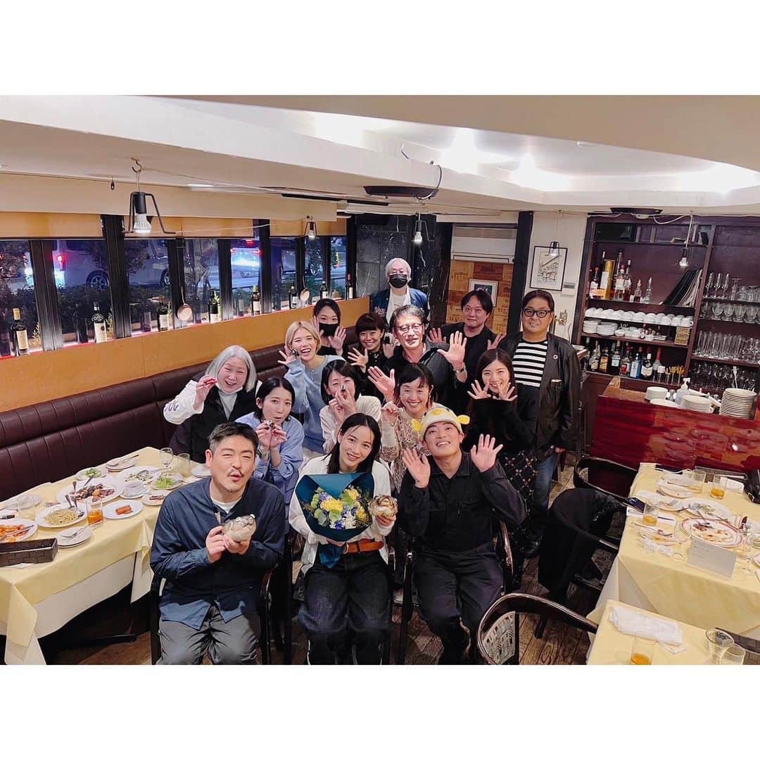 のん（能年玲奈）さんのインスタグラム写真 - (のん（能年玲奈）Instagram)「この間、さかなのこ🐟お食事会をしました。  さかなのこでの感謝の気持ちを伝えたくてのんがお誘いしました🕺  すごく幸せな時間でした。 沖田監督の横道世之介と南極料理人DVDにサインをもらえたー！ ただのファン。  さかなクンのお話が全部起承転結がきれいで面白かったなあ。 そして、さかなクンが毎月この会をやりたい！って言ってくれたのが嬉しかったです😆  さかなのこ、愛情を持って映画に向き合う皆さんと再会できて楽しかった🫶  そして、今日発表された第32回 日本映画プロフェッショナル大賞にて、映画「さかなのこ」で「主演女優賞」をいただきました。 キャスト・スタッフの皆で一丸となって素晴らしい作品が生まれたからこそいただけたと思っています。とても嬉しいです。 さかなのこをもっとたくさんの人に観てほしい！ 面白いんだよー！  #さかなのこ #沖田修一 監督 #さかなクン さん #テアトル」5月12日 21時24分 - non_kamo_ne