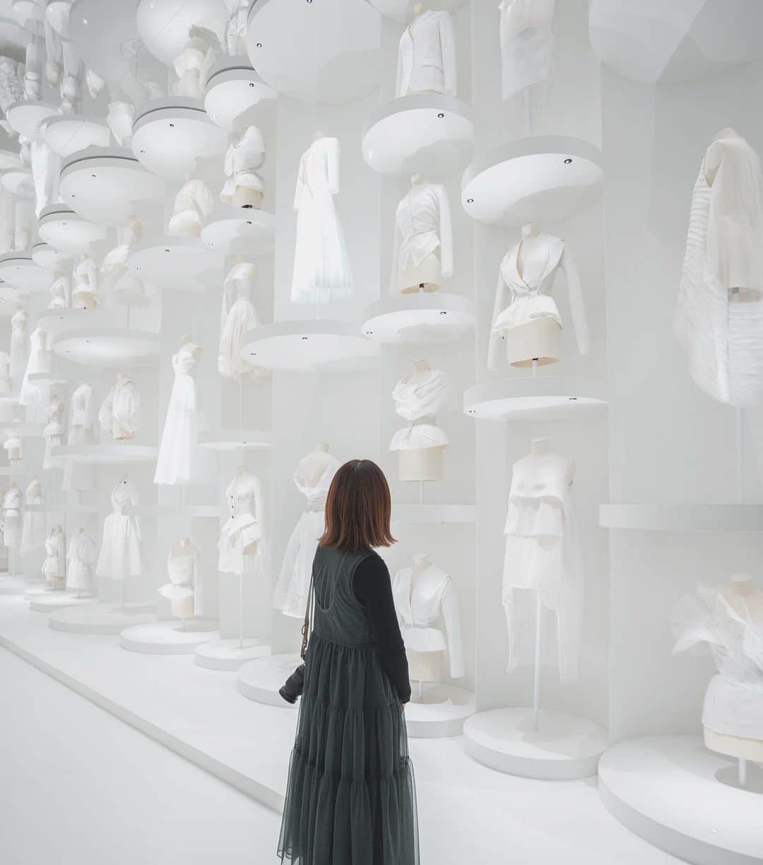 のインスタグラム：「ㅤㅤㅤㅤㅤㅤㅤㅤㅤㅤㅤㅤㅤ ㅤㅤㅤㅤㅤㅤㅤㅤㅤㅤㅤㅤㅤ かなり長らく待って ようやくチケットがとれていけたDior展 ㅤㅤㅤㅤㅤㅤㅤㅤㅤㅤㅤㅤㅤ 見応えがすごくて インプットで頭と胸がいっぱいになった ㅤㅤㅤㅤㅤㅤㅤㅤㅤㅤㅤㅤㅤ ㅤㅤㅤㅤㅤㅤㅤㅤㅤㅤㅤㅤㅤ ------------------------------------------ #クリスチャンディオール夢のクチュリエ展  📍 #東京都現代美術館  🗺️ 東京都江東区三好4-1-1 木場公園内 🗓️ 2022.12.21〜2023.5.28 ------------------------------------------」