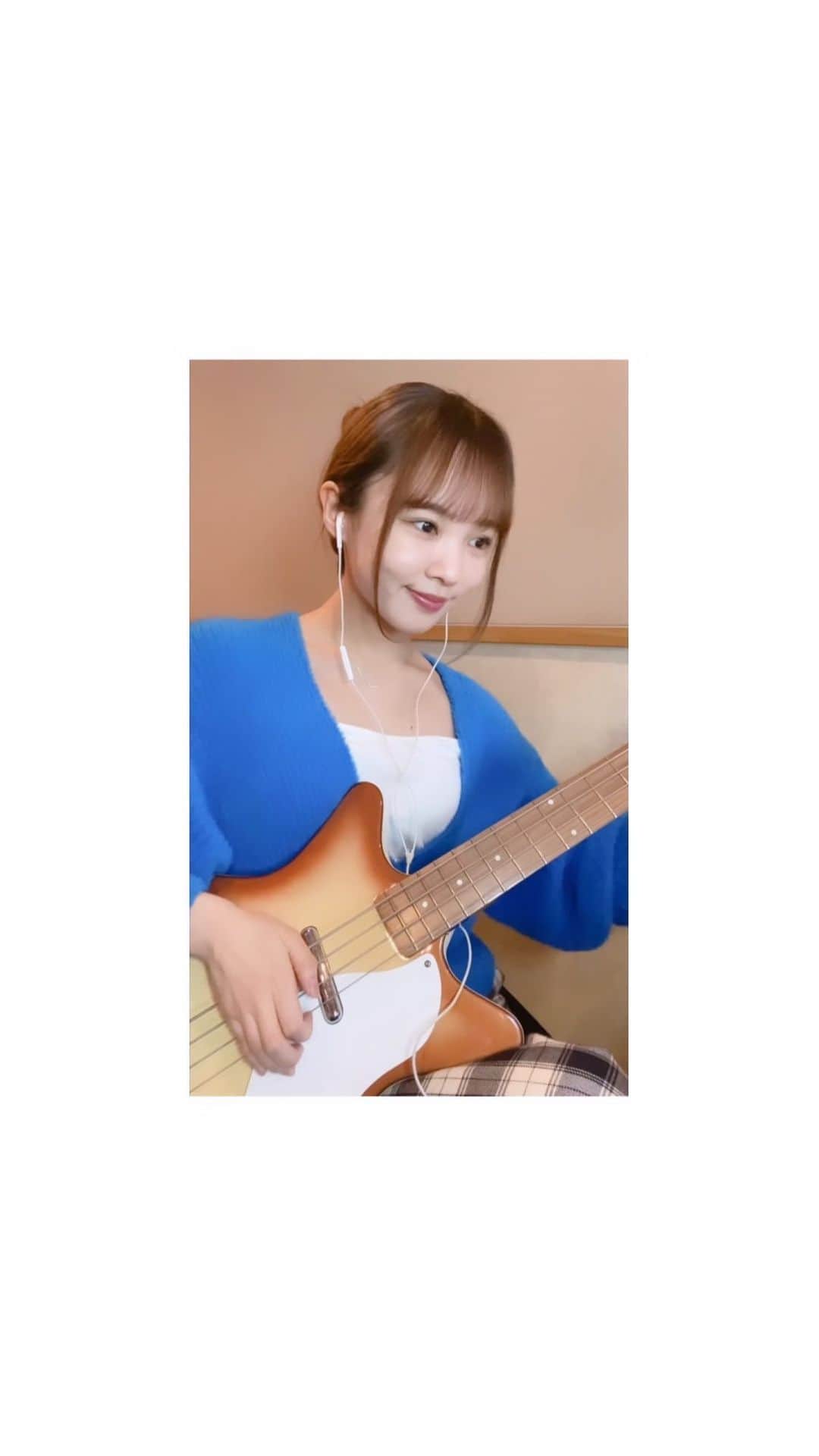MINAのインスタグラム：「. Danelectro弾いてみました＾＾ 周りのメゾナイトの素材が可愛いんだよ、、🥺 @danelectro_official」