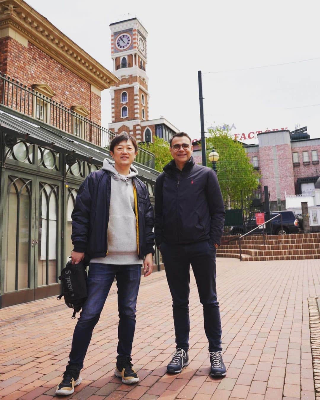 阿部晋也のインスタグラム：「スイスのルツェルンから友人夫婦が遊びに来てくれました🇨🇭 ずっと前から「いつか日本に遊びに行くよ」と言っていましたが、今回ついに札幌にまで来てくれてめちゃくちゃ嬉しかったです🍻🥩🍣🐟  お土産も沢山持って来てくれて、親子お揃いでプレゼントしてくれたサッカースイス代表のユニフォームはすでに息子のお気に入りです⚽️🇨🇭笑 23年前、ロンドンで一緒にサッカー観戦しまくってた仲なので流石のチョイスです😂  あっという間だったけど、いつかまたどこかで会える日を楽しみにしてるよ‼️ この先の旅行も楽しんで👍 @andypiattini @alexandra.piattini Thank you for visiting us‼️ I wish you a good journey 🇯🇵✈️🚄  #luzern #lucerne #switerland #swisschocolate #sapporo #hokkaido #japan」