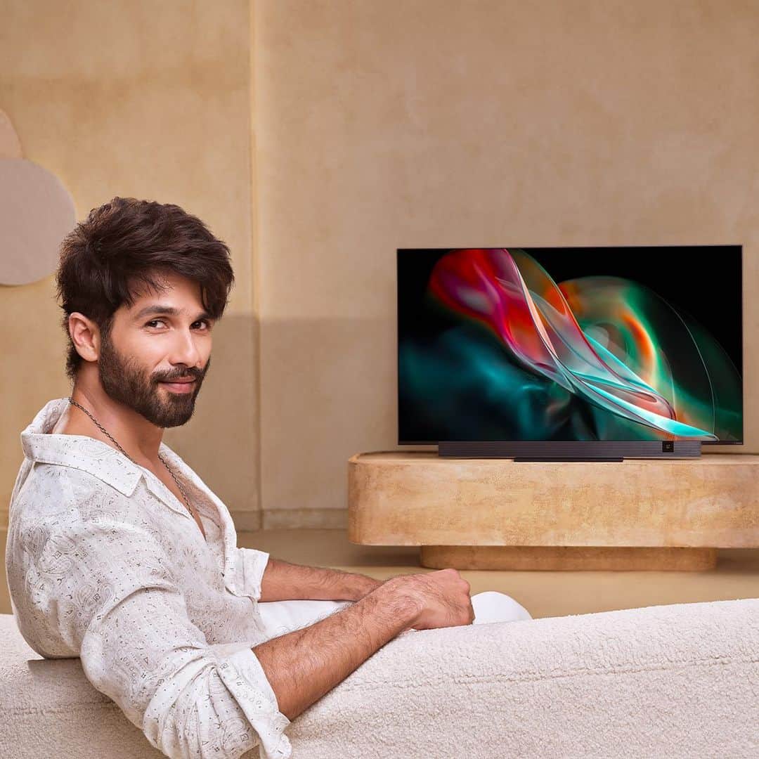 シャーヒド・カプールのインスタグラム：「An immersive view with the 4K QLED panel + 70W powerful speakers = an unparalleled cinematic experience! The #OnePlusTVQ2Pro brings the magic of cinema right into our living room.   @oneplus_india #ImaginationAndIntelligence」