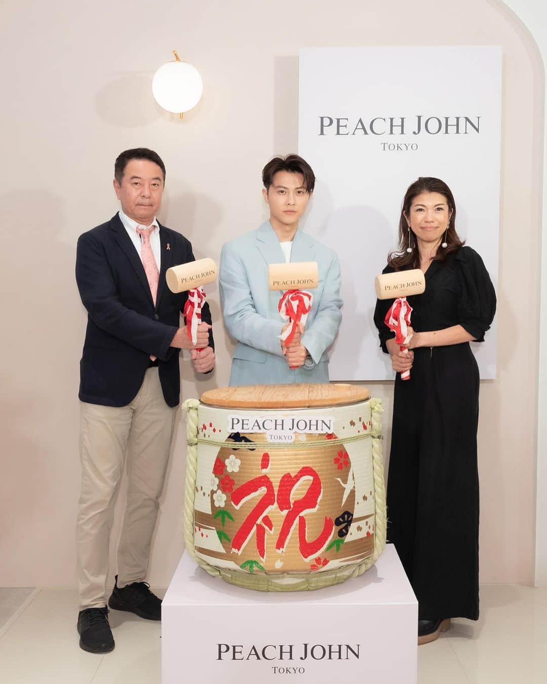 プリンス・チウのインスタグラム：「恭喜 @peachjohn_tw  新店開幕 ㄧ起來挑選好看又舒適的內睡衣✌️ 感謝邀請～ 榮幸成爲唯一邀請男性嘉賓 還以爲我最近練胸有成😝😆」