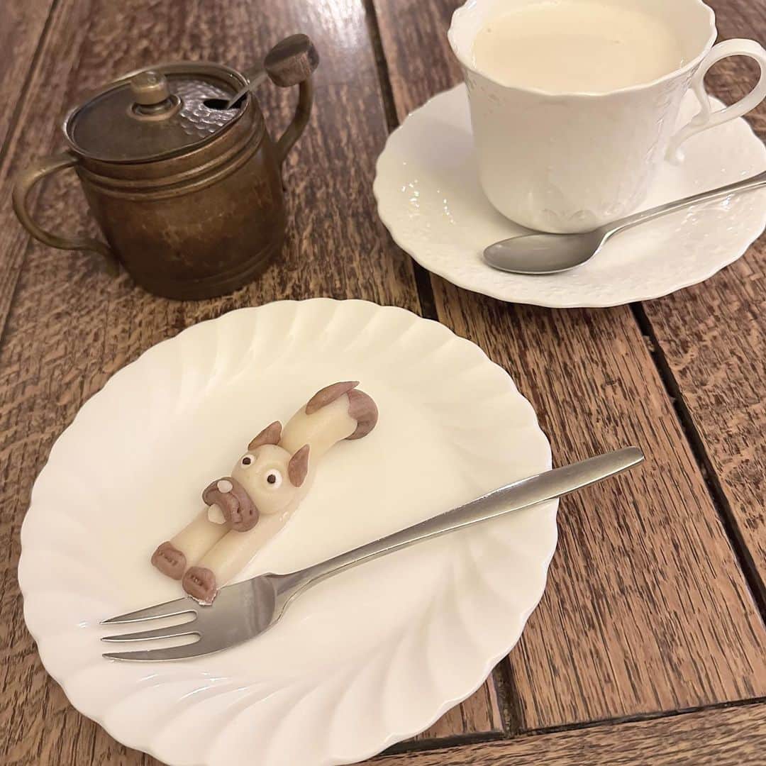 綾乃あゆみのインスタグラム：「外苑前のJ-COOK CAFE ずっと行こう行こうと思っててやっと🐶  マジパンのわんこは1匹好きな子を選べるんだけど いざ食べる時には胸が痛むのであった、、、、（おいしかった）  #jcook #外苑前カフェ」