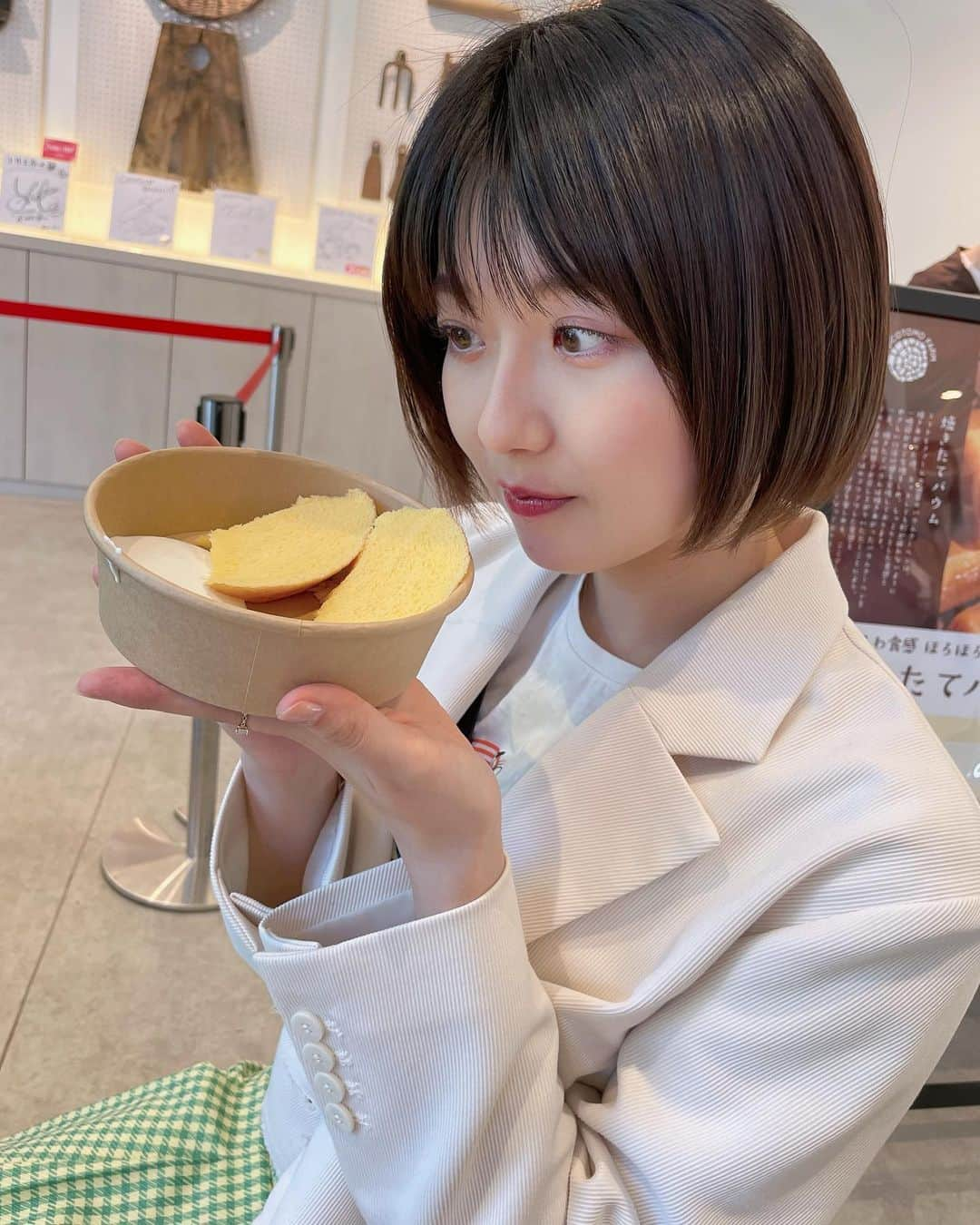 磯原杏華のインスタグラム：「chiffon cake♡  くらいふわふわのバームクーヘン 最近ふわふわに目がないの。  #バームクーヘン #焼き立て #犬山城下町 #犬山グルメ #犬山カフェ #犬山」