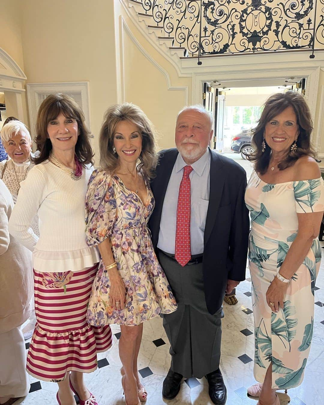 スーザン・ルッチのインスタグラム：「Beautiful St Francis Hospital (saved my life❤️) Spring Luncheon!  Sharing the keynote speaking honors with renowned writer Nelson DeMille!!! We are flanked by the lovely women who made this event such a joy!!!❤️❤️❤️ @AHA/ASA @ST FRANCIS HOSPITAL」