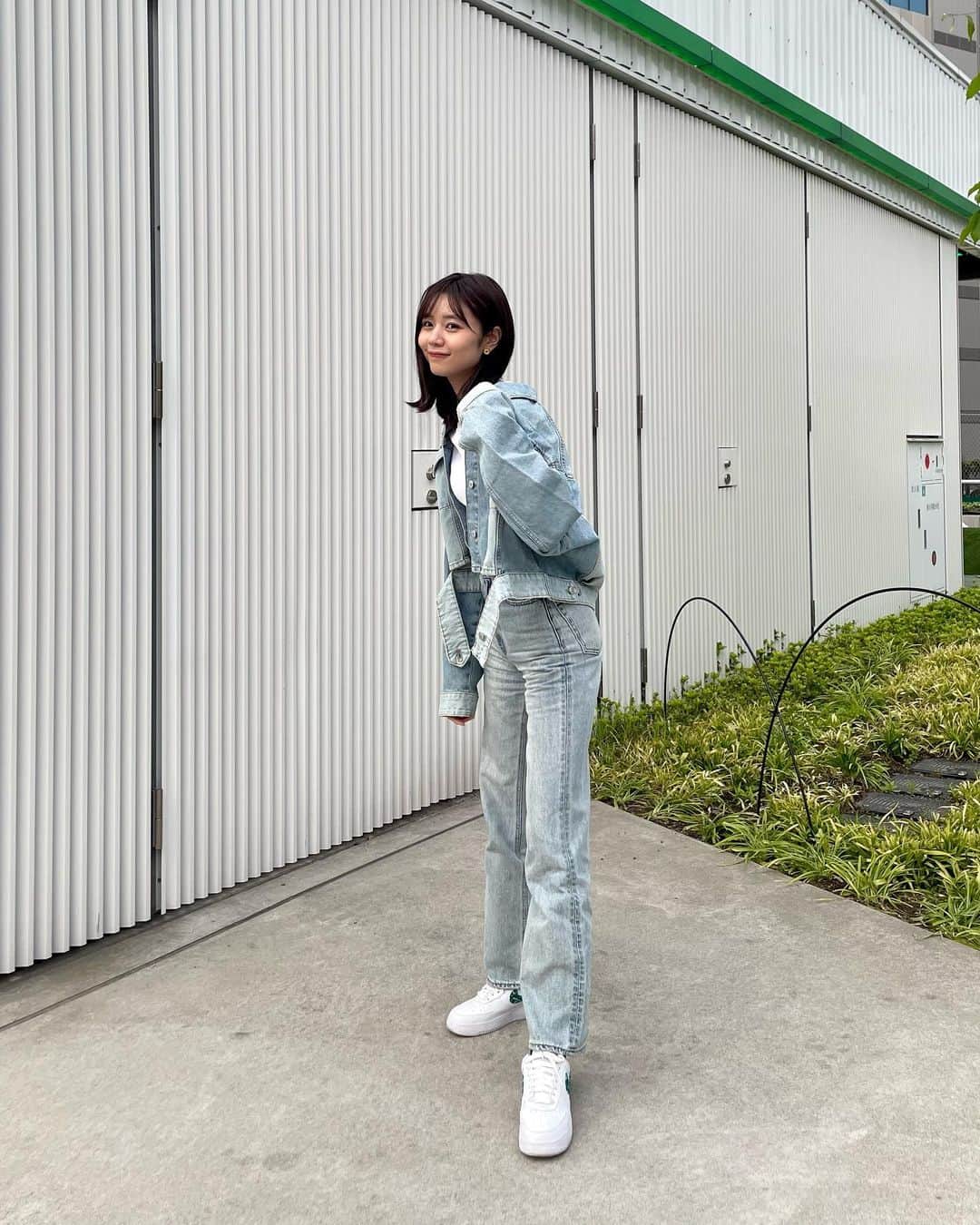 杉浦みずきのインスタグラム：「デニムonデニム  上下別々だけどたまたまめっちゃ似てる薄色デニムだった😂  ジャケット&トップス　@zara  パンツ　@sly_official  スニーカー　@nike」