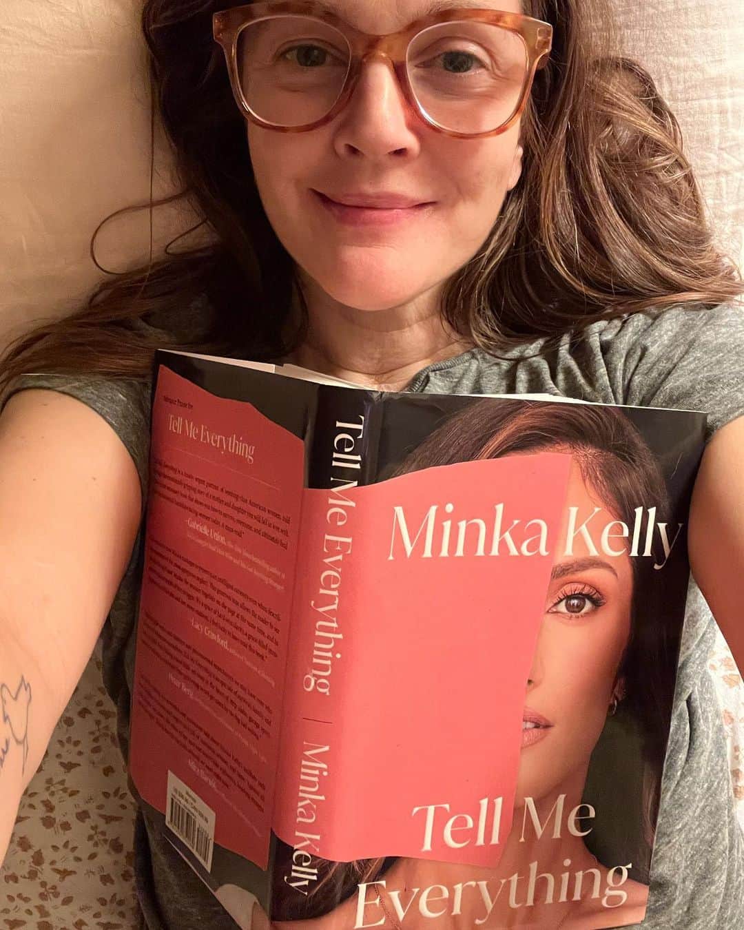 ドリュー・バリモアさんのインスタグラム写真 - (ドリュー・バリモアInstagram)「@minkakelly I am so in awe of your incredible book!!!! It’s so powerful! I needed this book… and it just became a @nytimes BESTSELLER!!!!!! Well deserved!」5月12日 21時44分 - drewbarrymore