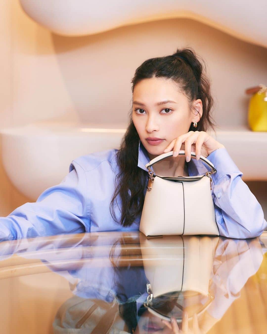 大政絢のインスタグラム：「@tods  POP UP「TOD’S ITALIAN PARTY」🌞 イタリアの夏のバカンスムードを楽しめる空間が広がっていました🌿  もうすぐくる夏が楽しみに！  銀座三越 本館１階 ザ・ステージにて5月16日(火)まで開催中です。  #Tods #TodsItalianParty #TodsSS23」