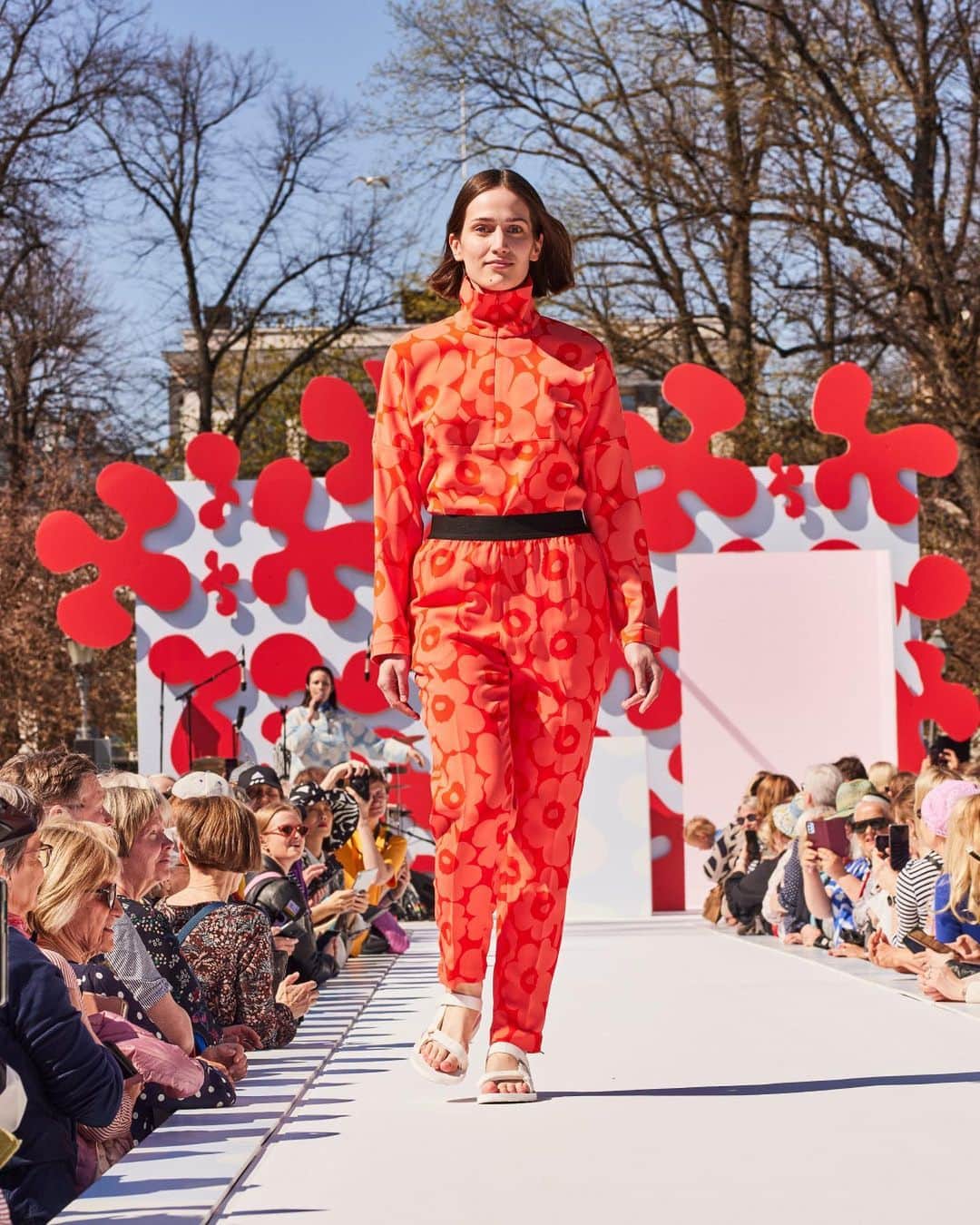 マリメッコのインスタグラム：「Let’s start you off with a summer appetizer. Slices of the first impressions at Marimekko Day in Helsinki. We’ve still got 2 fashion shows and killer performances by Finnish artist @mallamalmivaara coming up at 16:00 and 18:00. Stay tuned!    #MarimekkoDay #marimekko #helsinki」