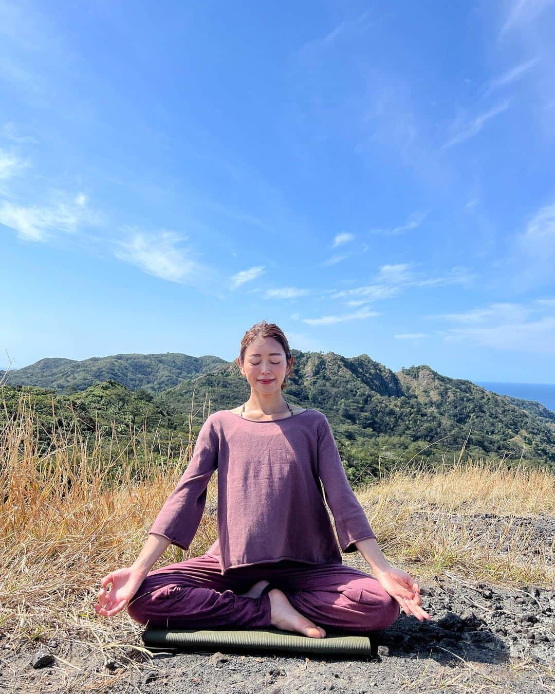 松本莉緒のインスタグラム：「𝗡𝗛𝗞新番組『絶景𝗬𝗢𝗚𝗔』𝟱/𝟭𝟯 𝗢𝗔まで後1日❣️ 　 ⁡ あっという間に。。明日となりました🥹✨  ⁡ ⁡ 26時間船に乗り辿り着いた父島で、約2週間の長期ロケ❣️時期的にもまだ冬とあって風も水も冷たく、持ってきた洋服では防寒足りず、父島の皆さんから、上着やブランケット、厚めの革ジャンなど毎日お借りしていました😢 ⁡ ⁡ 日差しは明るいので温かそうですが、 あったかぁい♡と感じたのは僅か1〜2日だったかと思います😂 ⁡ ⁡ ですが、熱い情熱と温かい優しさをもって接して下さるスタッフさんや、私よりも早く起きて準備し細やかなフォローをしてくれてたヘアメイクのひとみちゃん、ロケバスの一海くんとパパさん。 父島の街の皆さまのおかげで、ずっと笑顔で笑い絶えず、楽しく撮影をする事が出来ました❣️ ⁡ ⁡ この場をお借りして、、 打ち上げのお祝いケーキを落としてしまい本当にごめんなさいでした😭🙏笑！ ⁡ ⁡ & 父島が大好きになりました🥹❤️ 出会った皆さま、本当にありがとうございました❣️🙏❤️✨ ⁡ ⁡ ⁎⁎⁎⁎⁎⁎⁎⁎⁎⁎⁎⁎⁎⁎⁎⁎⁎⁎⁎⁎⁎⁎⁎⁎⁎⁎⁎⁎⁎⁎⁎⁎⁎⁎⁎⁎⁎⁎⁎⁎⁎⁎⁎⁎⁎⁎⁎⁎ ⁡ ⁡ ● 放送日 𝟱月𝟭𝟯日（土）𝟮𝟰:𝟯𝟬-𝟮𝟱:𝟯𝟬 （＝𝟭𝟰（日）早朝𝟬:𝟯𝟬~𝟭:𝟯𝟬） ⁡ ●視聴方法 ＢＳ𝟰Ｋ (𝟰Kテレビを持っている方のみ視聴可） ⁡ ※𝟰𝗞以外の方の視聴方法情報につきましては、 前の投稿をご覧ください🙇 ⁡ ⁡ ⁎⁎⁎⁎⁎⁎⁎⁎⁎⁎⁎⁎⁎⁎⁎⁎⁎⁎⁎⁎⁎⁎⁎⁎⁎⁎⁎⁎⁎⁎⁎⁎⁎⁎⁎⁎⁎⁎⁎⁎⁎⁎⁎⁎⁎⁎⁎⁎ ⁡ ⁡ 皆さまからの多くの感想が、第二回「絶景YOGA」、そして次の旅人ヨギーへ繋がります✨✨✨ ⁡ ⁡ 是非周りの方へお知らせ頂けたらありがたいです🥹🙏✨よろしくお願いします❣️ ⁡ ⁡ ヨガ監修 : #吉田香代子 @kayokoyoshida_ 先生💓 ヘアメイク : @hitomi326_ 💓 ヨガウェア : @yinyang_yogawear 💓 マット : マンドゥカ スタイリング : 松本莉緒 ⁡ ⁡ #NHK #絶景YOGA  #respect #父島 #小笠原諸島 #allstaff  #ボニネンシストラベル #ボニーナ #patinn ファミリー #高野ファミリー #はじめちゃん #makanaiogasawara  #peacebergstyle #omyoga #松本莉緒 #感謝」