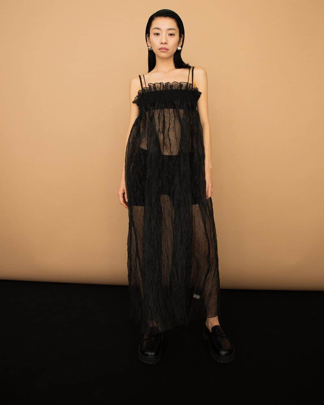leinwande_officialさんのインスタグラム写真 - (leinwande_officialInstagram)「ㅤㅤㅤㅤㅤㅤㅤㅤㅤㅤㅤㅤㅤ -Recycle Organdy Pleats Dress- An original material that expresses random pleats with recycled polyester organdy.  #leinwande #leinwände」5月12日 21時53分 - leinwande_official