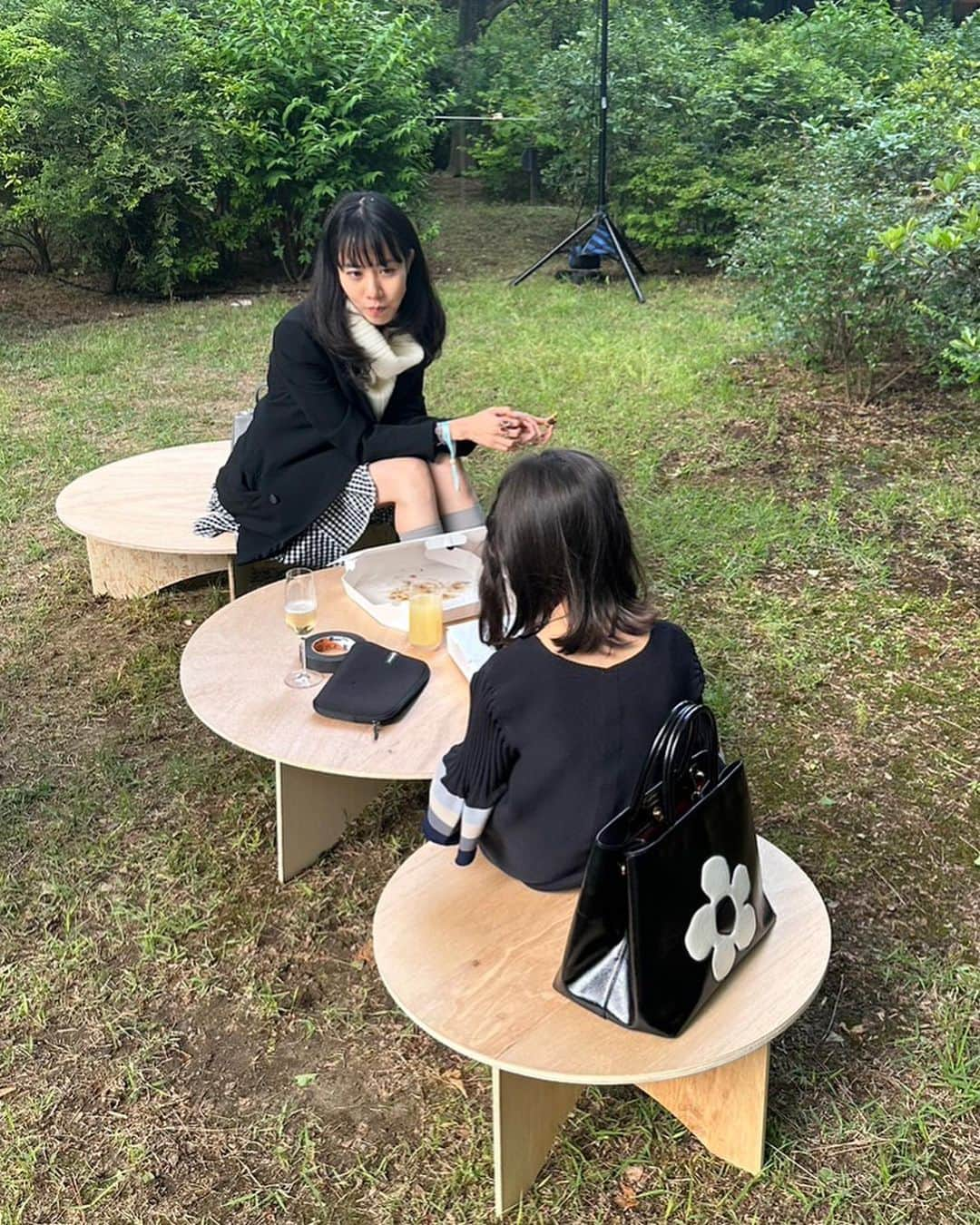 草野絵美さんのインスタグラム写真 - (草野絵美Instagram)「I've quietly transitioned back to my black hair - a subtle change that seems no one noticed🤫 my digital identity remains the blue-haired pfp gal you all know and love. 💙  It was lovely evening picnic and a reunion with friends made today a truly special one. Thanks, Prada, for having me 👌  ひっそりと黒髪に戻しました。青髪がアイデンティティにもなってたので勇気はいりましたが、意外と誰も気づかない🤫笑　(私のギャルは永久に青髪です💙) Pradaのパーティー、ひさびさに姉たち会えて幸せでした✨  #pradamode」5月12日 21時45分 - emiksn