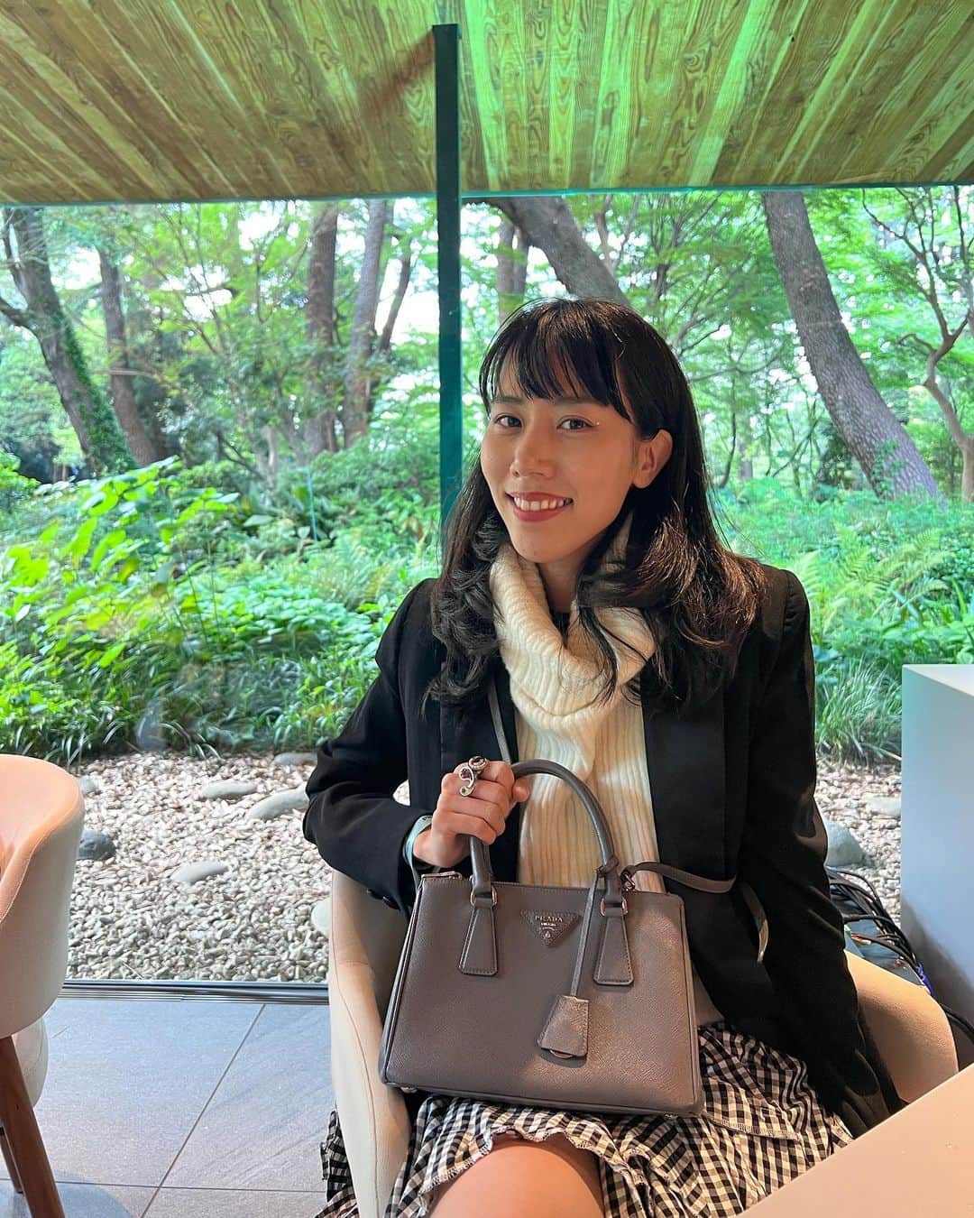 草野絵美のインスタグラム：「I've quietly transitioned back to my black hair - a subtle change that seems no one noticed🤫 my digital identity remains the blue-haired pfp gal you all know and love. 💙  It was lovely evening picnic and a reunion with friends made today a truly special one. Thanks, Prada, for having me 👌  ひっそりと黒髪に戻しました。青髪がアイデンティティにもなってたので勇気はいりましたが、意外と誰も気づかない🤫笑　(私のギャルは永久に青髪です💙) Pradaのパーティー、ひさびさに姉たち会えて幸せでした✨  #pradamode」