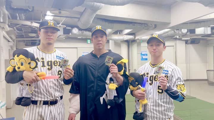 TORACOのインスタグラム：「#TORACODAY 勝利💛 今日のヒーロー選手から応援してくれた #TORACO の皆様へメッセージが届きました🥰  明日と明後日も引き続き応援よろしくお願いします🙌  #青柳晃洋 選手 #近本光司 選手 #佐藤輝明 選手 #阪神タイガース #TORACO #TORACODAY2023 #TORACO用にキュンポーズいただきました🫰❤️」
