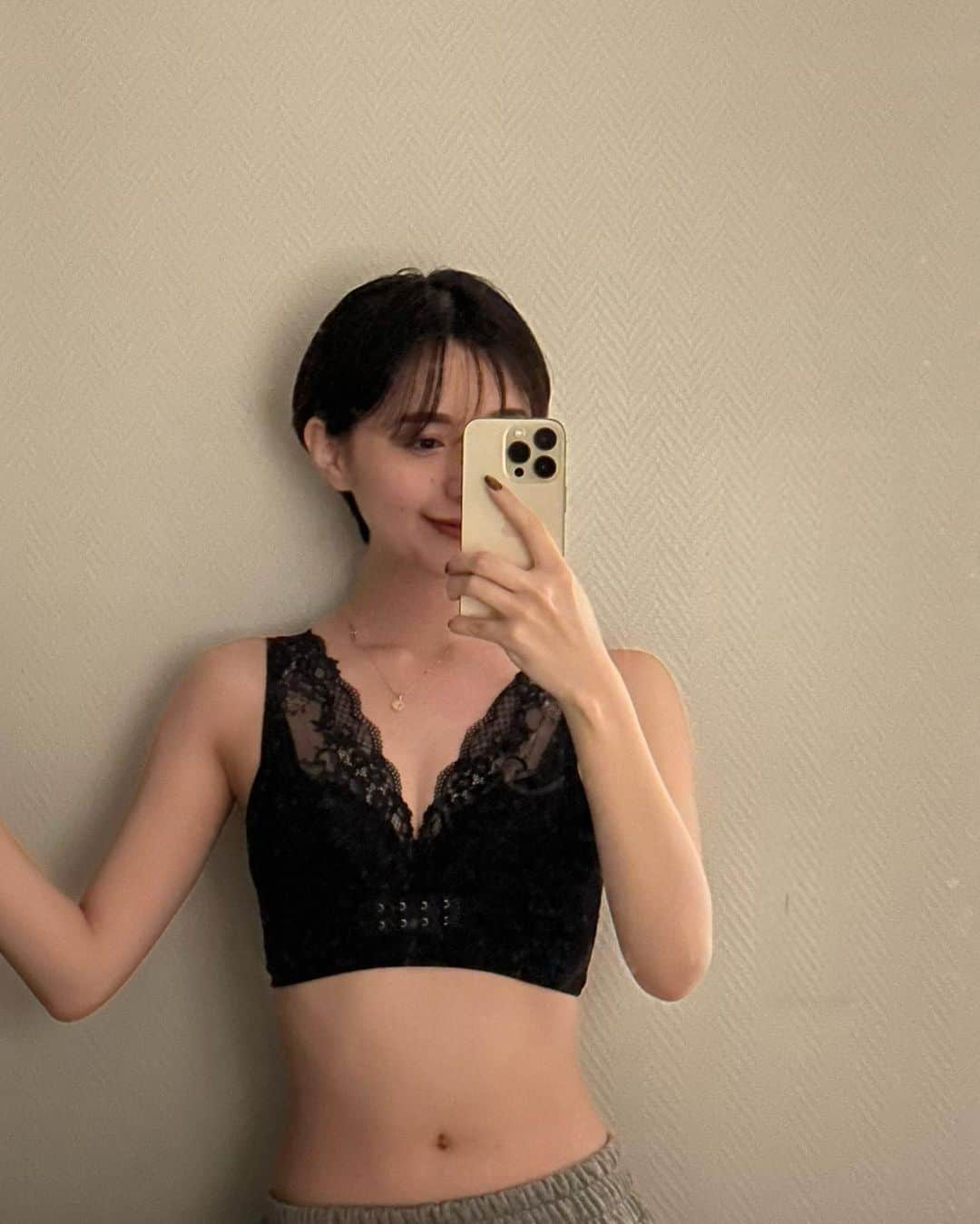 MIORIのインスタグラム：「・ 在宅が多いので ナイトブラ模索中🛀  ルルクシェルは着け心地がお気に入り！🙆‍♀️🫶  締め付けないのにしっかり支えてくれるから、おでかけする時以外はずっと着けてる😂  私が着けてるのはブラックです🙆‍♀️ ・ ・ ・ ☑ルルクシェル →@lulukushel.jp #くつろぎ育乳ブラ#ナイトブラ#育乳 #育乳ブラ#ルルクシェル#lulukushel　 #lulukushel_pr」