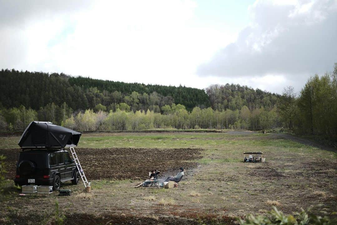 谷尻誠さんのインスタグラム写真 - (谷尻誠Instagram)「以前にも書いたけれど、北海道美瑛に自給自足できる村をつくるプロジェクトのはなし。 過去に戻りながら未来に進む意味を込めて、returning projectと名付けました。 いよいよ始動ということで、畑づくりのために土を耕し、クローバーの種を蒔き、足で踏み締めて、井戸水を汲み上げて水撒きをしてきました。 クローバーがグランドをカバーした段階でまた耕し、次のプランツを植えてまた耕して、ようやっと畝をつくります。 今年は土壌づくりの年になりますが、来年には元気で美味しい野菜や小麦を育てていきます。 夏くらいを目指して、泊まれる小屋や、サウナなどを計画しています。 20組のコミュニティという小さな村ですが、ゼロから1を作り出し、生きていくための学びの実践にトライしていきます。 今後は水の充填工場をつくったり、野菜を加工して出荷できるようにするなど、夢は広がりますが、まずは足元固め。 耕して出てきた石を使って息子がファイヤーピットを作り出したときは、とーちゃん嬉しかったよ。 息子にとっても、とてもよい経験となったのでした。 現在14組。 @returning_biei  #returningpj #returning #biei #無農薬 #無肥料 #菌ちゃん農法 #気になる方はメッセージを」5月12日 22時00分 - tanijirimakoto