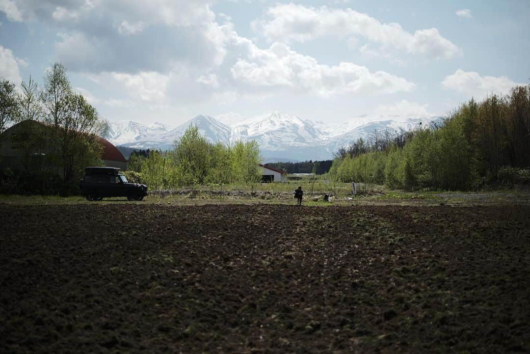 谷尻誠さんのインスタグラム写真 - (谷尻誠Instagram)「以前にも書いたけれど、北海道美瑛に自給自足できる村をつくるプロジェクトのはなし。 過去に戻りながら未来に進む意味を込めて、returning projectと名付けました。 いよいよ始動ということで、畑づくりのために土を耕し、クローバーの種を蒔き、足で踏み締めて、井戸水を汲み上げて水撒きをしてきました。 クローバーがグランドをカバーした段階でまた耕し、次のプランツを植えてまた耕して、ようやっと畝をつくります。 今年は土壌づくりの年になりますが、来年には元気で美味しい野菜や小麦を育てていきます。 夏くらいを目指して、泊まれる小屋や、サウナなどを計画しています。 20組のコミュニティという小さな村ですが、ゼロから1を作り出し、生きていくための学びの実践にトライしていきます。 今後は水の充填工場をつくったり、野菜を加工して出荷できるようにするなど、夢は広がりますが、まずは足元固め。 耕して出てきた石を使って息子がファイヤーピットを作り出したときは、とーちゃん嬉しかったよ。 息子にとっても、とてもよい経験となったのでした。 現在14組。 @returning_biei  #returningpj #returning #biei #無農薬 #無肥料 #菌ちゃん農法 #気になる方はメッセージを」5月12日 22時00分 - tanijirimakoto