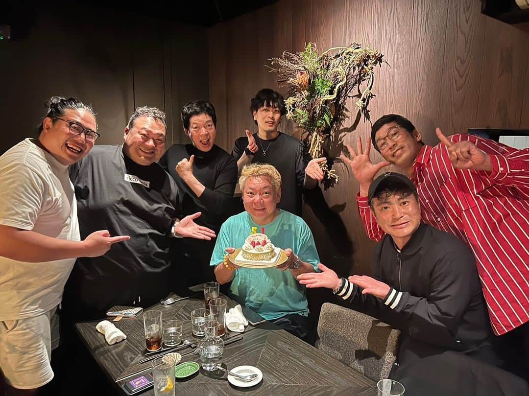 豊ノ島大樹さんのインスタグラム写真 - (豊ノ島大樹Instagram)「先日今田さん主催のおさむさんの誕生日会に参加しました。 若い51歳ですわ。 身体には気をつけてください！ (血圧下げてください)  今田さんご馳走様でした。 「うま今田！」でした！  #豊ノ島 #高知 #宿毛 #今田耕司さん #鈴木おさむさん #入江慎也さん #久保田悠来さん #バケモン先生(浅井さん) #めっちゃ細田(高橋)」5月12日 21時55分 - toyonoshima_daiki