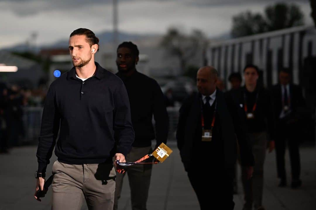 アドリアン・ラビオのインスタグラム：「La place en finale se jouera jeudi prochain à Séville !   Forza Juve sempre ⚽️🤍🖤」