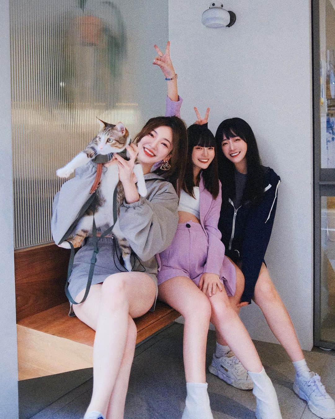 陳語謙のインスタグラム：「默契休閒套裝🩶💜💙🐈 ₌₃ 佳雯的小寶貝也要準備從肚子裡退房啦 我們的女兒一出生就有好姊妹👧🏻👧🏻💕」