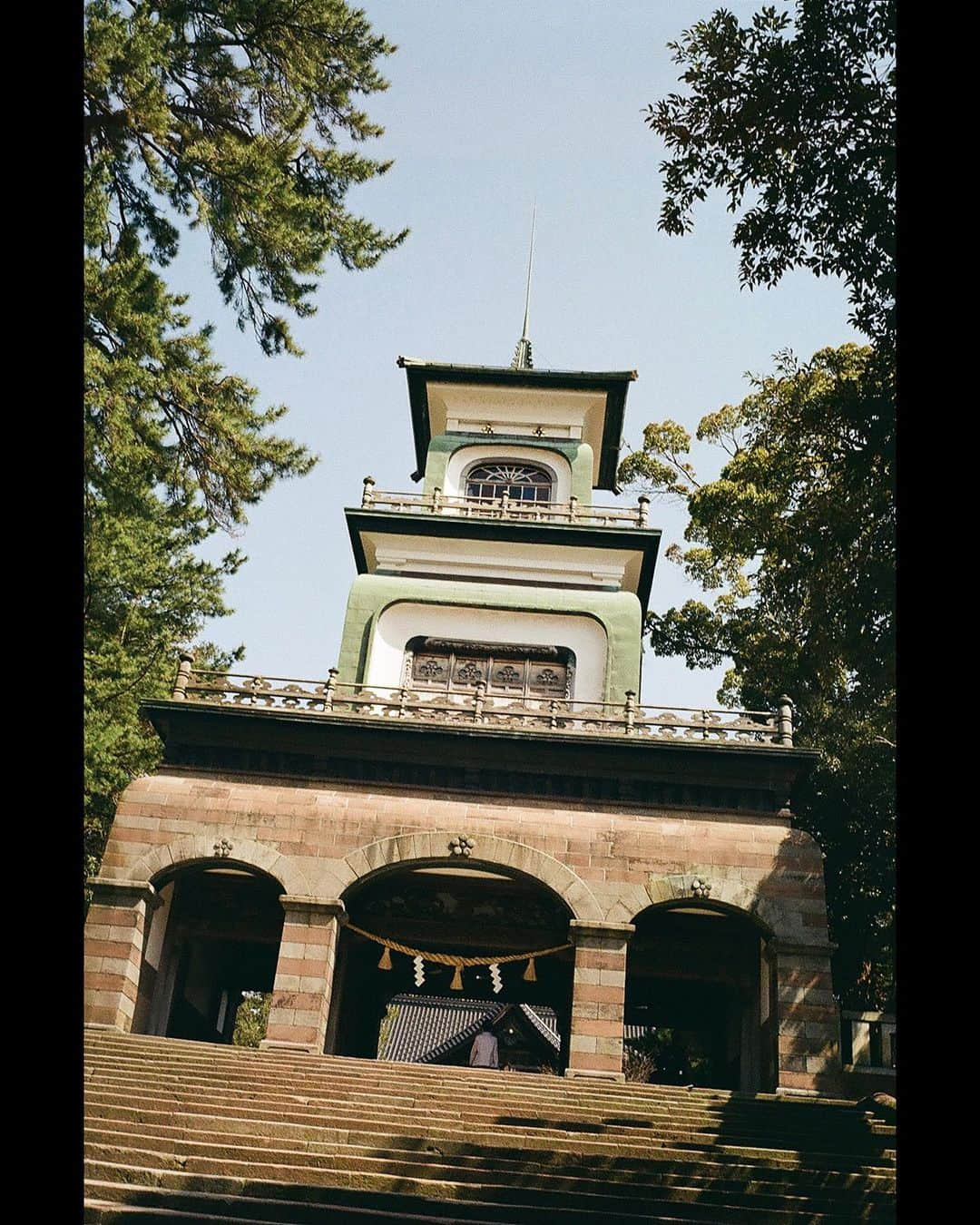 福岡聖菜さんのインスタグラム写真 - (福岡聖菜Instagram)「尾山神社の外観が好き…となって行ったのでその写真ばっかりあったりね。  #金沢旅行 #フィルムカメラ #konicac35 #kodakgold200  #尾山神社 #兼六園」5月12日 21時58分 - seina___ff