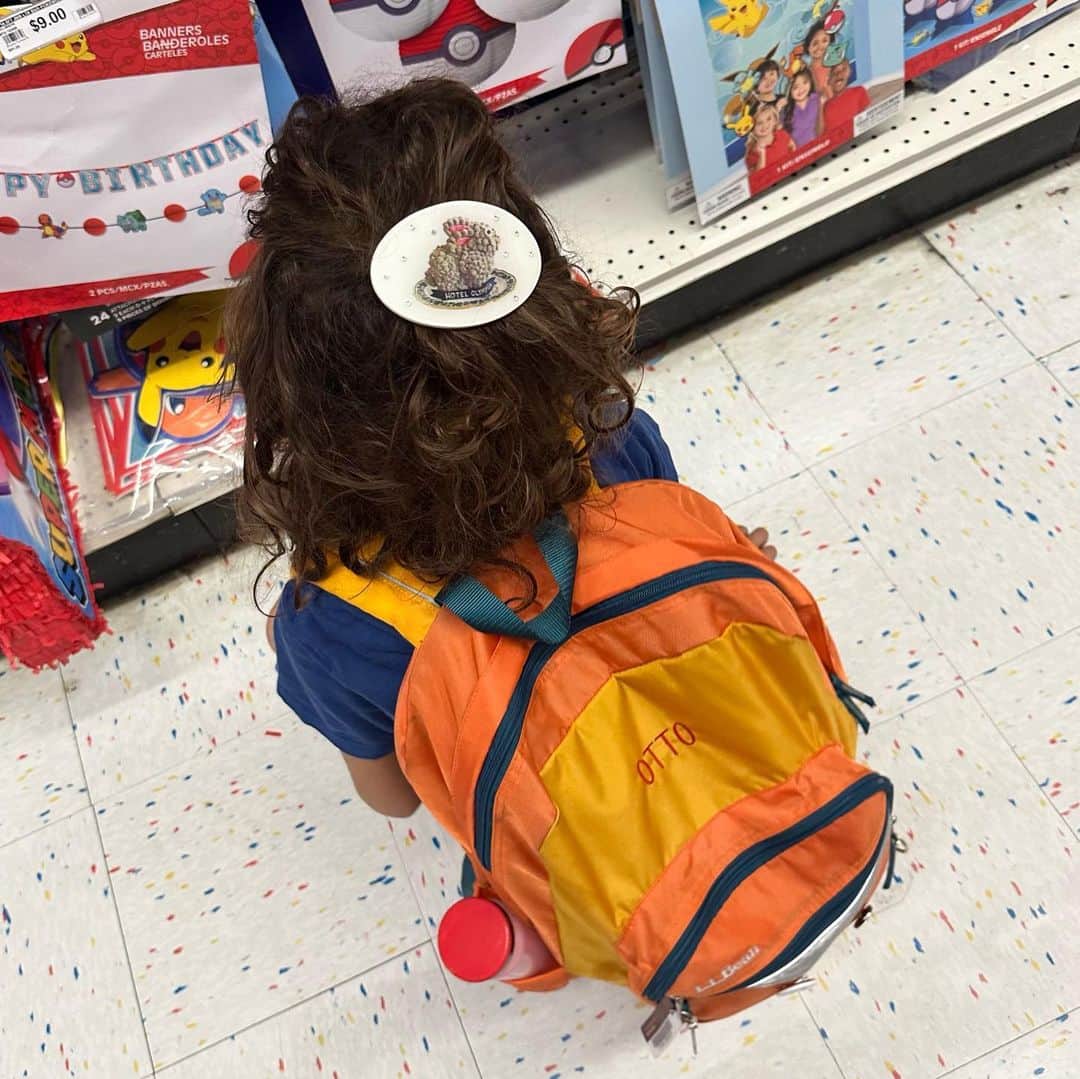オランピアルタンのインスタグラム：「Otto doesn’t love the new @thehotelolympia hair clip but while shopping at the party store, he tolerates it. 🐰🎈🧡 #thehotelolympia」