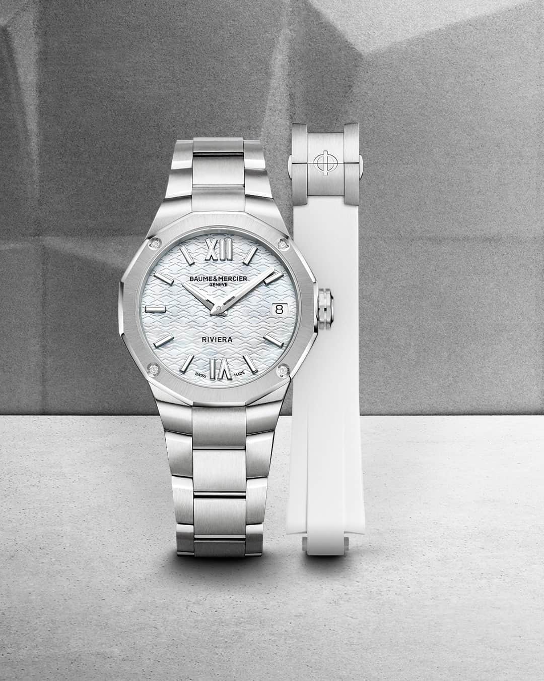 ボーンメルシーのインスタグラム：「E-BOUTIQUE EXCLUSIVITY - LIMITED STOCK  Take advantage of our exclusive online offer to acquire this Rivera 10745 coming with two bracelets - metal and white rubber - at a special price. These two bracelets will allow you to change your style according to your desires.  Learn more about the timepiece at the link in our bio. -- Riviera 10745 33 mm, Automatic movement, Stainless steel case, sun satin-finished gilded dial, Diamond-set screws, Date aperture at 3 o'clock, Fast Strap technology - Interchangeable strap system. -- #BaumeetMercier #ShapingTime #Riviera #Since73 #WatchCollector #Horology #DailyWatch #Watches #Watch #SwissMade #WatchOfTheDay #WatchesOfInstagram #WatchLover #WatchAddict #WristWatch #InstaWatch #InstaWatches」