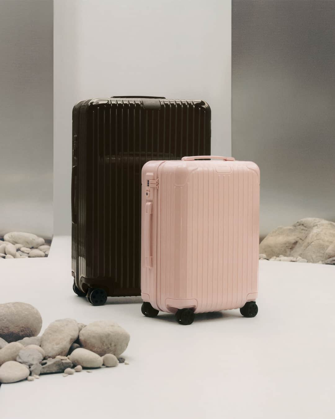 リモワさんのインスタグラム写真 - (リモワInstagram)「Blossom into spring with Petal and Cedar, RIMOWA's newest seasonal colours.   #RIMOWA #RIMOWAessential #RIMOWAcolours」5月12日 22時00分 - rimowa