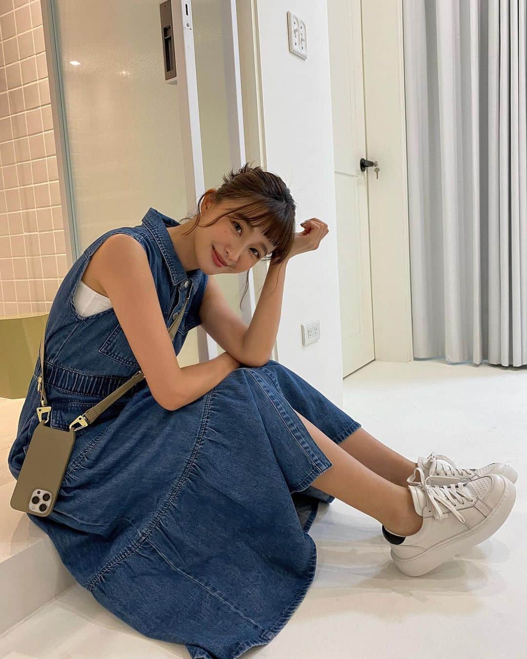 Kerinaのインスタグラム：「#大家敲碗的手機殼背帶開團啦 不管是在公司上班還是帶小孩 我幾乎無時無刻都把手機背在身上 每次發限動就一定會有人問😁  德國柏林品牌 @xouxou @xouxou_taiwan  開團時間：5/11-5/18 在開團期間官網全面85折  選擇超商取貨免運(宅配150元) 而且購買任一商品就送手機掛繩夾片 這樣一來非iPhone族群也可以使用掛繩唷  上次開團有很多粉絲詢問有沒有iPhone 11 這次廠商新增了iphone11有三個顏色可以選擇 (透明/寶寶藍/黑色) iPhone 12pro款的選擇也有更多了  距離上次分享已經用了半年 真的覺得超～方便❤️ 追小孩時可以隨時拿起手機拍照 而且再也不會找不到手機 重點是，用了背繩之後 也不會有手滑手機摔到地上的困擾👏🏻  另外他們家還新推出了超實用的機能小包 包包的背帶也能跟手機殼背帶自由更換唷 還附有捲線安全繩可以連結手機 這樣就可以只背包包出門 身上就不用背太多東西囉～  包包前面的小袋子是磁扣設計 單手就可以輕鬆打開拿手機 運用了再生尼龍材質很輕又很耐裝 有兩種尺寸可以選擇唷  網站還有很多款式 結帳輸入「kerina2023」都有85折哦 一起解放雙手吧🙌  #XOUXOU #xouxoutaiwan #手機掛繩」