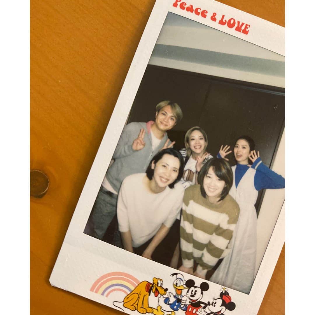 のインスタグラム：「☺︎  音をハモるって私の永遠のテーマです。  全く ハモれなかったそんな日は おこめ🐶に癒されよう。  この日もいい毛量 #凰稀かなめ  よく喋る #留依まきせ  高音は任せた #咲花りほ  ハモりって何？ #緒月遠麻  緒月の迷える音を正しい道に誘導 #宮崎誠　さん  このメンバーで ブルーノートでお待ちしております🙂♪」