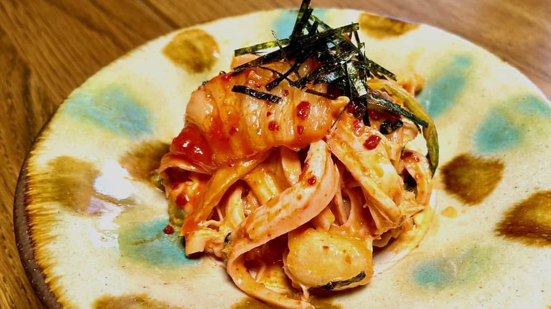 馬場裕之のインスタグラム：「簡単で罪悪感もない 鶏キムマヨをご紹介♪  市販の加熱済み鶏ササミで代用したら ５分でできちゃいますので ぜひお試しください〜😁  　【材料（1〜２人前）】 　▷鶏ササミ：3本 　▷キムチ：100g 　▷小ネギ：2本 　▷煎りゴマ：小さじ2 　▷焼き海苔：１枚 　▷マヨネーズ大さじ2  #馬場ごはん #料理 #鶏キムマヨ #チキン #鶏肉 #居酒屋 #ダイエット #キムチ #マヨネーズ #キムマヨ #ロバート馬場 #おうちごはん #ロバート #Japaneserecipe」