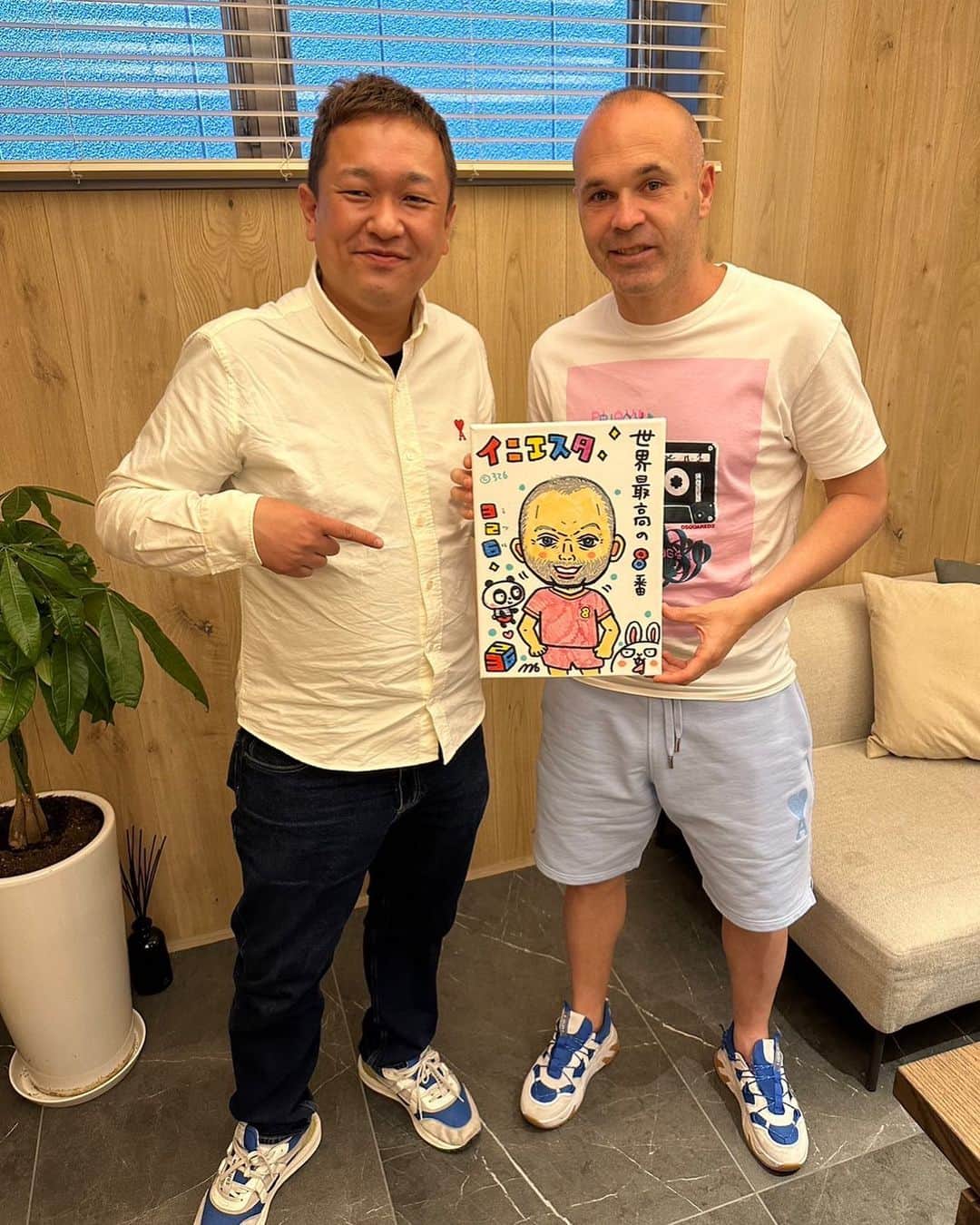 326のインスタグラム：「世界最高のNo.8の誕生日プレゼントに自分の描いた似顔絵を渡せる未来は想像してなかったなぁ 架け橋になってくれた高橋さん本当にありがとうございました  https://instagram.com/kohjisun?igshid=ZWQyN2ExYTkwZQ==  世界中のこどもたちを笑顔にできる方法って何があるんだろう…まだまだやることは山積みだ がんばろーっと」