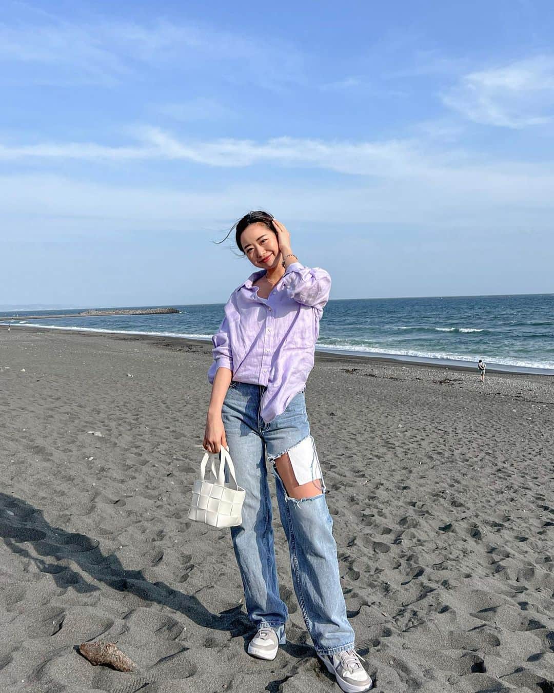 のインスタグラム：「GW、とにかく暴風な海へ☺️  #目はほぼ開いていない」
