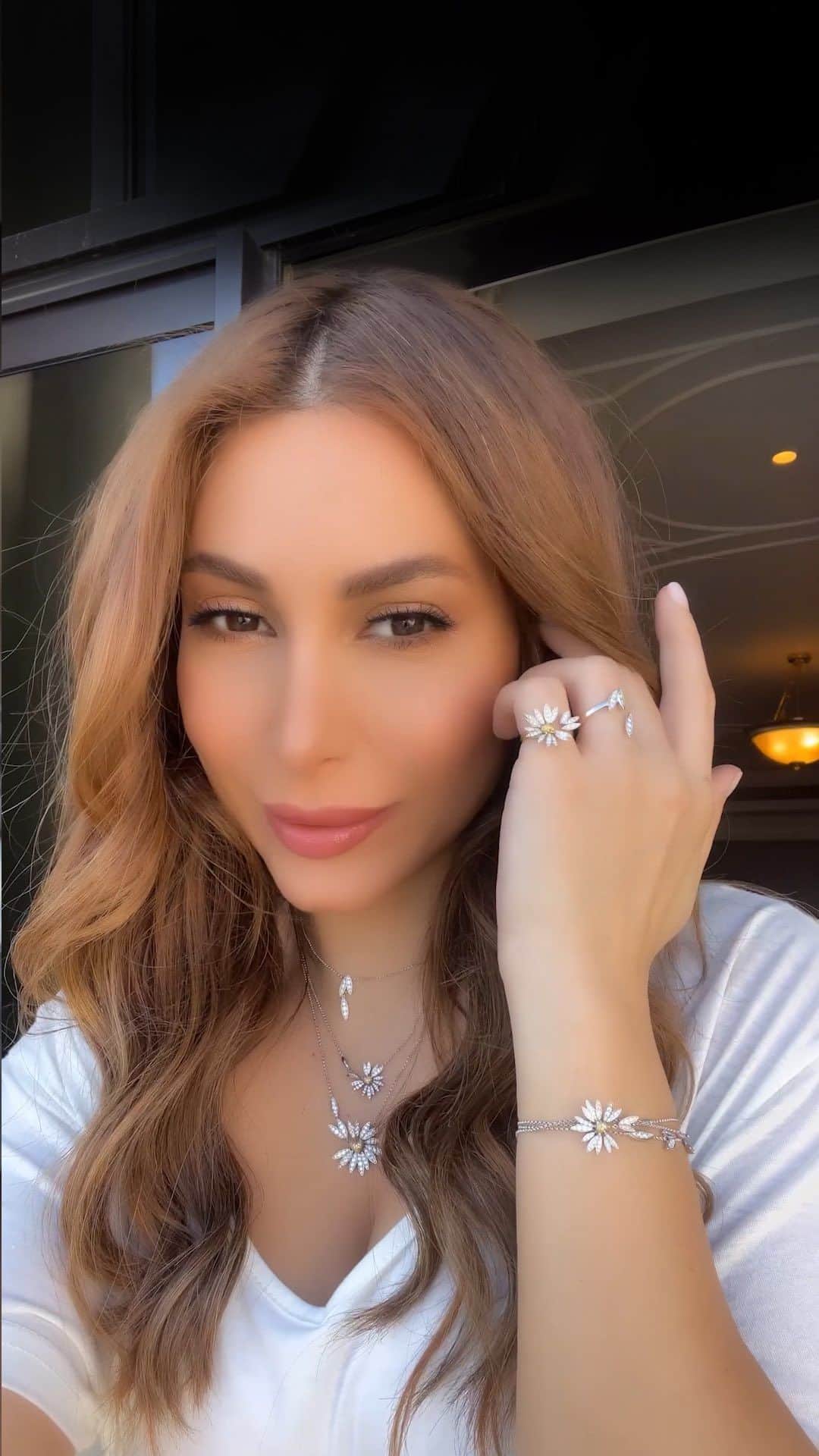 ヤーラのインスタグラム：「Love Me, Love Me Not 🤍🌼  #LoveMeLoveMeNot | #بتحب_ما_بتحب⁩ #بتحب | @samrajewellery   #Yara | #يارا」