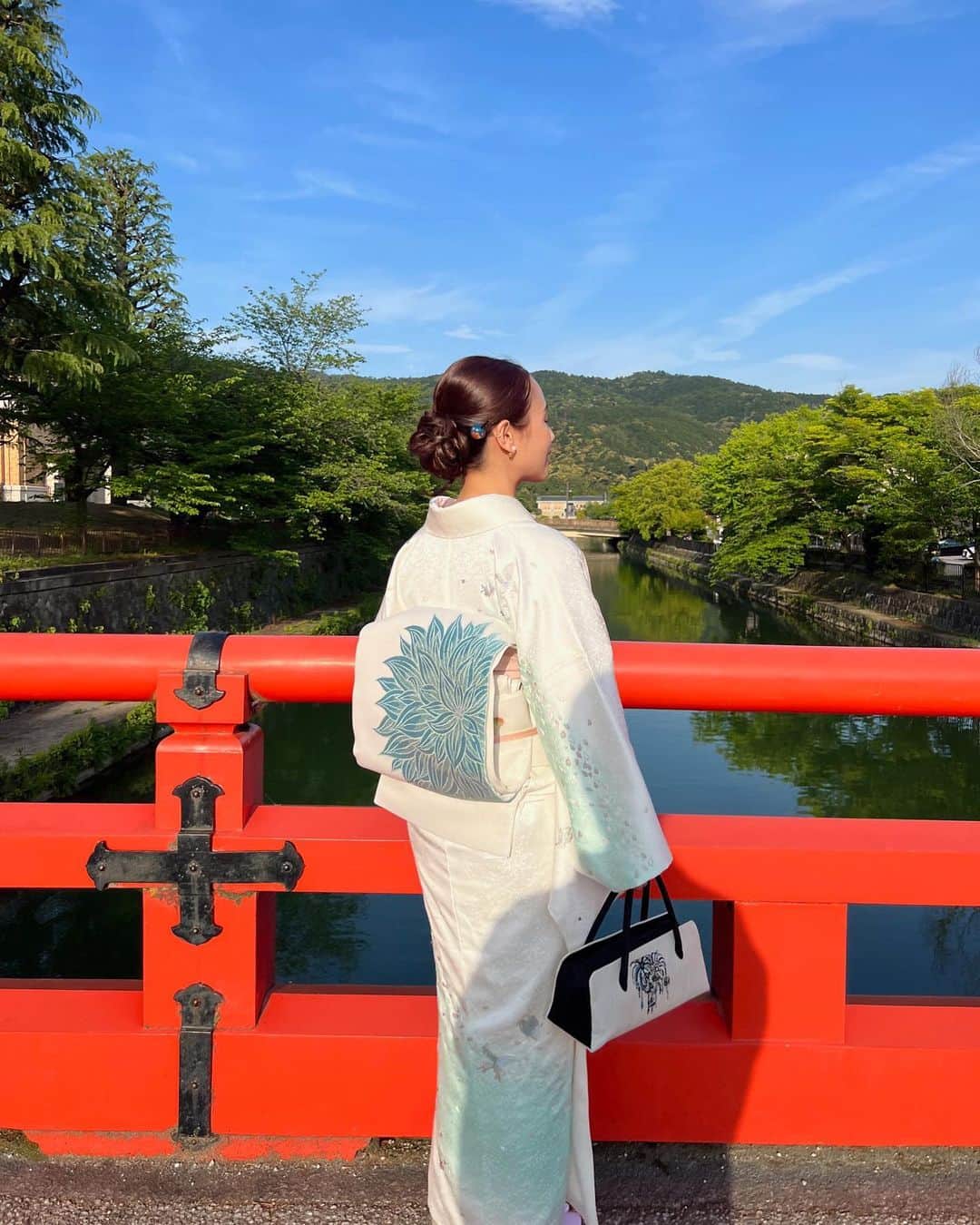 伊原葵さんのインスタグラム写真 - (伊原葵Instagram)「KYOTO🍡👘🍵  GWの思い出✍️2 ずっとしたかった着物で京都観光をしたよ♡  @shosa_kyoto_official で素敵すぎる着物をレンタルさせてもらって、着付けからヘアセットまで👘✨  着物って背筋が伸びて、いつもと違ってワクワクする✨  白ベースの着物に大きなダリアがポイント。  蝶が飛んでいるのも素敵なんだよ🦋  成人式の時もだけど、やっぱり白ベースなのが好き♡  その頃よりは大人になったかしら🥹  お天気も良くて、大好きなあぶり餅も食べれたし、楽しかったなー♡  また次は秋ごろかな〜 嵐山の方に行きたい🍃  京都の雰囲気とマッチするし、着物レンタルするのオススメよ👘  いっぱい撮ってくれたから📸 沢山載せちゃう♡ まだ載せたいのあるからまた載せよ〜  大好きfamilyありがとうございましたっ☺️🫶🏻  ぜひ、VLOGもYouTubeに載ってるから見てね🎞  #京都 #着物 #着物レンタル #shosa #kyoto #aoiphotodiary」5月12日 22時09分 - aoi186