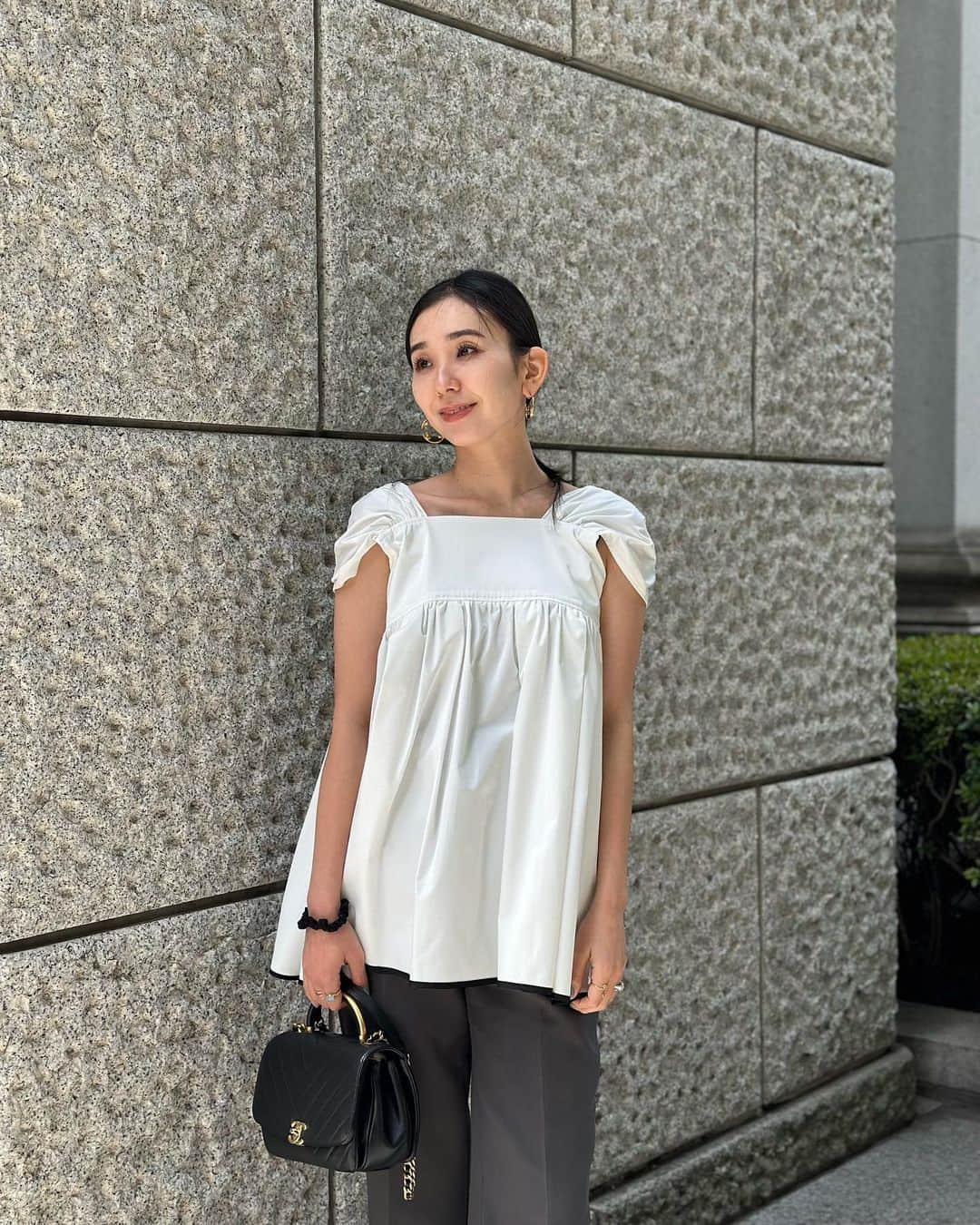 鈴木詩織のインスタグラム：「生地がお気に入り過ぎて、前回のタイ付きブラウスと同じ生地で作らせてもらったmeriコラボブラウス🤍✨ 幅広の肩紐のおかげで、二の腕やハミ肉の気になる部分がカバーできるように🫡  ☑︎紐の長さによって背中の開き具合も調整可 ☑︎ショルダー部分は広げて幅広にも、キュッとさせて幅狭にも出来ます  ホワイトは裾にブラックのパイピングをして、少しモード感をプラスしてます🖤 発売日が5/27(土)20:00〜startになりました🛒✨  ⁡  #shiorin_styling#meri#ミリコのミリ活#dolce#maisondedolce」