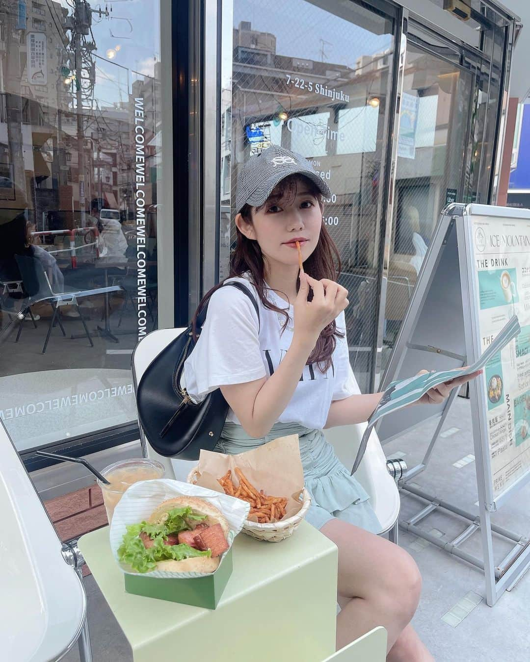 tomomi ❤︎ よしはしともみ ❤︎さんのインスタグラム写真 - (tomomi ❤︎ よしはしともみ ❤︎Instagram)「. . . 　　ICE MOUNTAIN CAFE / 📍東新宿 . . . えりんことみずきちゃんといってきたぁああ☕️🌿 . . . 🧃コーディネート トップス　@maisonvalentino  スカート　@zara  シューズ　@onitsukatigerjp 靴下　　　@maisonkitsune  キャップ　@snidel_official . . . 食べたもの🍴 ☑︎ ベーグルベーコンセット ☑︎ カフェラテ . . . ------------------------------------------------------ ☕️ ICE MOUNTAIN CAFE  𝐀𝐝𝐝𝐫𝐞𝐬𝐬：東京都新宿区新宿7-22-5 平元ビル 1F 𝐀𝐜𝐜𝐞𝐬𝐬：東新宿駅A2出口より徒歩約6分 𝐓𝐞𝐥：03-6205-9432 𝐇𝐨𝐮𝐫：[月・火・木]11:30～20:00(L.O)  [金・土・日]11:30～翌01:00(L.O) 𝐂𝐥𝐨𝐬𝐞：なし -------------------------------------------------------- . . #icemountaincafe #tokyocafe #shinjukucafe #zara #snidel #maisonkitsune #valentino #onitsukatiger #アイスマウンテンカフェ #東京カフェ #東京カフェ巡り #カフェ巡り部 #カフェ巡り東京 #韓国っぽカフェ #韓国風カフェ #新宿カフェ #東新宿 #ニューオープン #zara購入品」5月12日 22時18分 - tomomi_yoshihashi