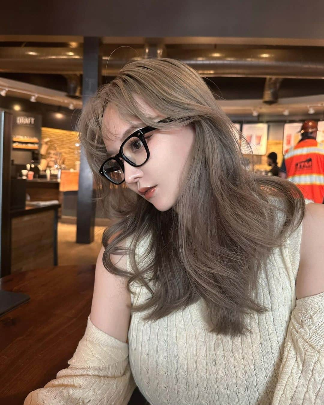 白倉あやさんのインスタグラム写真 - (白倉あやInstagram)「NEW hair !!🐚  久々にハイトーンしたんだけど、みずほさんカラーお気に入りすぎる… @mizuho_nana  早速アメリカ着いてから毎日スタバきてる🇺🇸笑」5月12日 22時12分 - shirakur_a