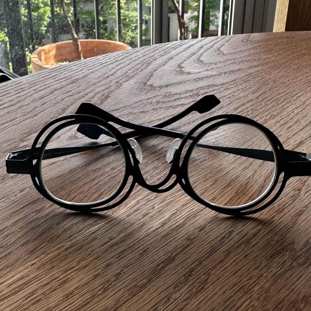 武井義明さんのインスタグラム写真 - (武井義明Instagram)「僕はそもそも極度の近視なんだけれど、この一年ほどでやけに進んだ度数。外苑前の眼鏡屋にレンズの交換をしてもらおうと行ったら、前回眼鏡を作って２年でこの進み方は心配だというのです。「レンズ交換の前に、眼科医に診てもらうことをオススメします」、けれどもぼくはどうもいい眼科医に当たったことがありません。なんというか「ことなかれ主義」な人ばかりで。というようなことを言ったら、個人的に目の不具合を抱えているという眼鏡屋さんが、いくつか、いい評判を聞いたという眼科を紹介してくれました。そしてすぐには行けない大学病院は外し、隣駅の眼科病院に行ってみることに。さっそくこれから行く旨の電話をして場所を確認したら、表参道のみずほ銀行の左隣だと。「あ、佐阿徳（さあとく）さんのビルですね」と返したら「ん？　違いますよ」。でも行ってみたらやっぱりそう。そっか、受付のかた、若くて知りようもないことですよねえ、とベテランらしき検査技師さんに言ったら「そう！　ここ、佐阿徳ですよ〜！　懐かしい…」って言ってくれました。そういう鰻屋があったんです。向かいに住んでた伯父のところ（旅館でした、南青山５丁目で！）に遊びに行くと、佐阿徳の鰻か大喜の鮨を出前で取ってくれたんです。もうどっちもお店はないし（ビルの名前も変わってた）、旅館もないし、伯父もとうに鬼籍に入りました。その眼科はとってもいいおじいちゃん先生で、名優のような風格。言葉に力があって、説明も丁寧で、方針もわかりやすく、こちらの意向にも耳を傾けてくださって、ベストな提案をしてくれました。ちなみに僕の近視が進んだのは、深刻なものではなく、原因もハッキリしてるけど治療はできず、要するに年齢とともに起こることなので心配いりませんよということでした。しかし現実には「今」パソコンの画面の文字が読みにくい。それは仕事に支障があるわけです。眼鏡の度数を上げたいのですが、というぼくに、「度数を上げると、それにともなってまた近視が進みますよ」「なるほどそりゃ困ってしまいますねえ‥‥」と相談、ぼくにとって理想的な矯正ではないけれど、仕事に支障がない程度に抑えつつ、度数を上げたレンズを処方してくれました。そして処方箋を持って眼鏡屋を再訪、眼鏡を預けてきました。極度近視用の超薄型レンズなので、入れるのに10日くらいかかるみたい。それはそうとコンタクトレンズも替えないとなあ。きょうの眼科病院ではコンタクトレンズの処方をしていなかったんだけれど、「コンタクトレンズはまた違うので、ワンデイでいろいろな度数を試して決めるのがいいと思います」ということでした。ちょっと面倒だけどしょうがない。」5月12日 22時13分 - bebechef