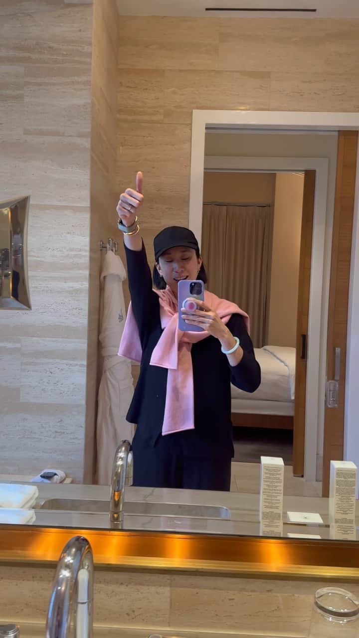 エヴァ・チェンのインスタグラム：「Room tour: @hotelbelair x @chanelofficial 🤩」